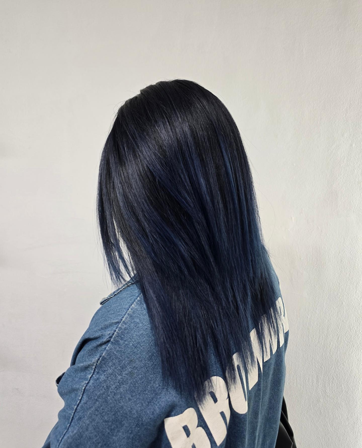 #염색 #옴브레 #그로잉살롱부산 

탈색으로 유지하다가 뿌리가 자라는 게 너무 싫어서
확하고 바꿔버린 스타일 ! 
점점 탈색 부분 컬러가 빠질 예정이라 더 기대된당
#블루 #딥블루

최근에 블루 컬러에 꽂혀서 완전 만족 😍👍🏻
.
.
.
.
♥️🧡💛💚💙💜💕🐾
#우유네 #스토리 #다묘가정 #6묘 #냥이 #cat #kitty #ぬこ #고양이 #북적북적 #이쁜이 #귀요미 #부산#우리집 #데일리 #집사의길 #헤어스타일 #변신 #블루옴브레💙