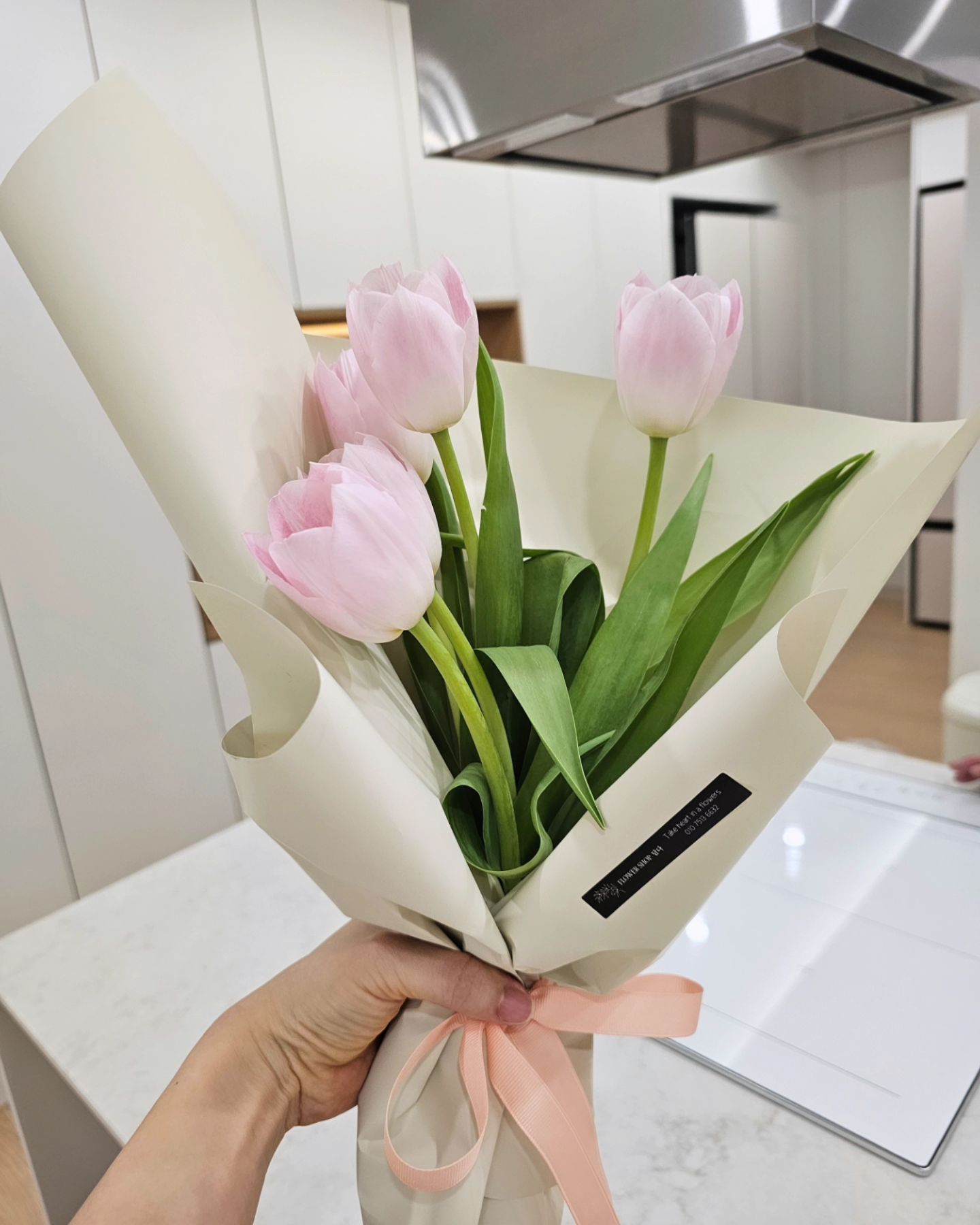 .
2023년 마무리는 유럽팸과 함께❣️
.
이사 후 첫 모임이라 우리집에서 모였는데
다들 센스있는 선물 모야아앙😍
.
한겨울에 이렇게 사랑스러운 색감의 튤립이며,
제철음식 달력,
립밤,
그리고 우리 캐피 필요한거 사라구 용돈도 주시고🤑
추억의 롤링페이퍼까지! ㅋㅋㅋㅋㅋㅋ
.
정안이 예은이는 몇 달만에 만나도 어쩜 한 번도 안 싸우고 그리 잘 노는지 너무 싱기방기 예쁜 아이들이구요👭
아이스크림케이크로 마침 생일이 막 하루 지난 해라의 생파까지 해버림🥳 기념할게 많았던 꽉 찬 1박2일이었네
.
작년에 이어 올해도 마니또를 했는데
꺼비는 사부작 만들기 좋은 크래프트모형 당첨😆
나능 아주 맛난 크렘드마롱 밤쨈 당첨😆
.
모이면 명절보다 더 명절같은 우리 유럽팸
나중에 요양원 갈 나이까정 오래오래 자주 봅시다🤗
#happynewyear ✨️