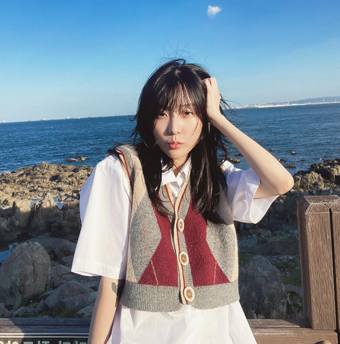 다들 연휴때 뭐하셨는지요?🥺

저는 제가 제일 좋아하는 것들로 가득 채웠답니다!킄크크..크..킄..ㅋ
바다🌊부산🏡밀면🍜구름☁️20년지기친구랑여행👯‍♂️음악🎶🎧

속 시끄럽던 일들도 다 쳐내고, 목도 다 낫고, 다리도 많이 낫고, 앨범도 좋아하는 색깔로 채워져가고, 
이번년도 삼재 빡세게 왔지만 이제 오라해도 올 삼재가 없을듯, 자-알 보내고 남은 기간 같이 힘내보자구요잉?!? 

근데 나 주변에서 말해줘서 알았는데 게시물이나 스토리에서 꽤나 길게 주절주절 주접떠는 스타일이더라구요? 그래서 말인데

 ⭐️다들 이번년도 얼마 안남았는데 이것만은 꼭 이루겠다 하는게 있나요? ⭐️

이 게시물은 다짐노트랄까, 나는 더블은 꼭 내는거임 주절주절..이상 주접킹 문안인사 끝내옵니다 항상 애정합니다 이 글을 보는 여러뷴을..💓