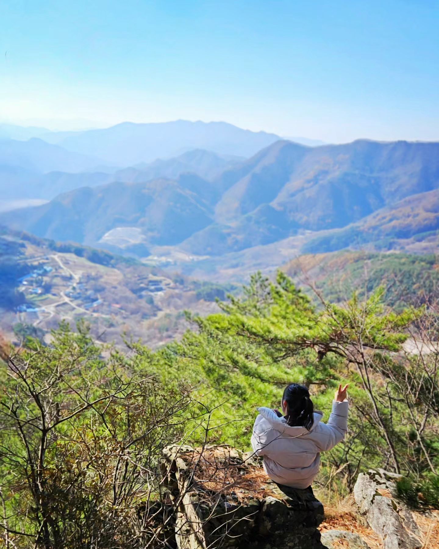 ✌️
요즘 산에 자주 가서 행복한데...😑
밀린 여행이야기가 얼마나 많은지...
요기도 새벽같이 집나가서 다녀온 곳

⛰️
강원도 영월 만경대산(1088m)
거의 8부능선쯤 만경사라는 사찰이 있다.
트레킹 코스가 잘 되어 있어서
힐링하며 즐길 수  있다.

🎐
이 사찰이 어떤 곳인지 정보도 없고 정체도 모르지만,
숲을 지나 만난 이 공간은
이 세상이 아닌 듯했다.

탁 트인 뷰도 멋지고 따뜻했다.
바위암벽에 걸쳐지은 삼성각에 펄럭이는 주황색 리본들은
색깔 때문인지 이국적으로도 느껴졌던 곳
.
.
.
📍망경사
🔸️강원 영월군 김삿갓면 망경대산길 140-20
.
.
#travelphoto #photos #mountains #landscapes #강원도영월 #영월여행 #영월트레킹 #산꼬라데이길 #만경사길 #트레킹 #사찰 #만경사 #다르다떠나다 #다르다_영월