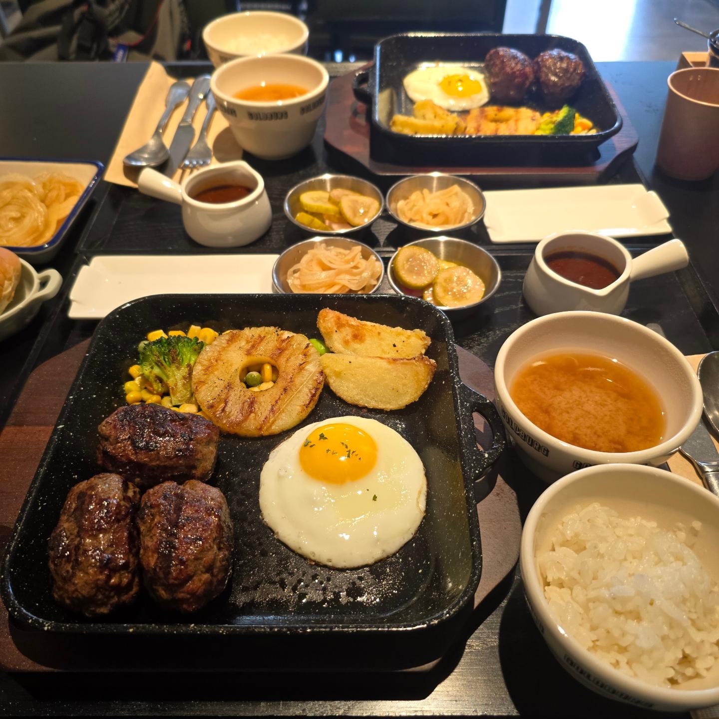 #협찬 

친구 생일을 맞아 용리단길 나들이~ 

✔️ 최근 SBS 생방송 투데이에 출연하여 
용리단길 핫플레이스로 소개된 곳이라
일부러 11시 30분 오픈런 했는데
사람들 벌써 가득... 

외국 느낌의 인테리어와 아늑한 조명 
제대로 힙한 분위기의 골드버그입니다. 

숯불에 구워져서 나오기 때문에
15분정도 기다림이 필요해요~ 

🎈 오리지널, 소식좌 함박 하나씩 주문!!!
오리지널은 100% 소고기 기본 함박스테이크 3개.
소식좌는 고기가 적은 가볍게 즐길수 있는 2개 

매운맛을 좋아하는데 취향껏 소스 듬뿍 🌶 

햄버거빵으로 수제 버거까지 만들어서 먹으면 꿀맛 🍔 

✅️ 무한 셀프바(밥, 국, 피클, 햄버거빵 등)를 자유롭게  마음껏 먹을수 있어요 .

#용리단길맛집 #삼각지맛집 #용리단길함박스테이크 #골드버그 #용산맛집 #용리단길 #함박스테이크 #숯불함박 #소고기스테이크 #트러플소스 #맛집추천 #무한리필 #힙한맛집 #서울맛집 #SBS생방송투데이 #생방송투데이맛집
goldburg.kr