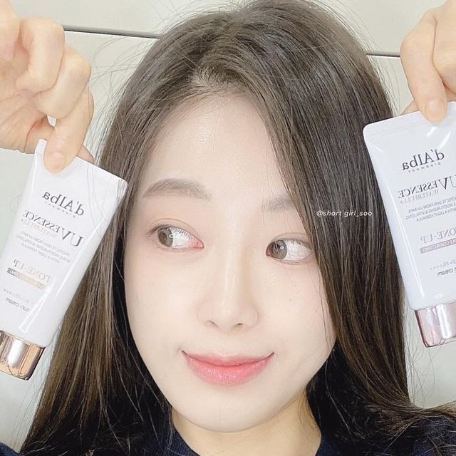  쑤🍑🐳 on Instagram: "#협찬 @dalba_piedmont 달바
✨달바 워터풀 톤업 선크림 핑크&퍼플

선크림, 선쿠션으로만 피부화장하능 나같은 싸람한테 딱❕
자연스럽게 은은한 핑크 톤업🩷 맑고 화사한 퍼플 톤업💜

이탈리아 V-라벨 비건 인증에 저자극 테스트까지 완👌🏻
제품력 짱짱한 프리미엄 비건 브랜드 달바✨
올리브영🫒🛒 입점 하자마자 억대 매출 달성할만두🥟❕

4계절 데일리로 로션처럼 휘뚤마뚤 잘 쓸 거 같은 핑쿠🩷
칙칙한 흙톤 얼룩덜룩톤에 핑크빛 광채 싸악 입혀주면❕
30시간 보습, 광채 지속력이라더니 바르고 나간 날 증말루
하루죙일 촉촉한 수분광에 생기 가득한 핑쿠핑쿠톤 미춋🫶🏻
유분,피지,땀에 강한 스웨트 프루프 효과로 야외활동에도 딱❕

내 누룽지톤을 맑고 화사한 안색 + 투명 톤업 시켜준 퍼플💜
보색효과로 노란톤을 쿨톤으로 보정! 💛➕💜🟰🩵
소량씩 콕콕🧏🏻‍♀️ 발라주면서 내가 원하는 톤으로 변신🤭
가볍게 샥 발려서 얇게 밀착되닉깐 덧발라도 안 갑갑혀🪽
스테디셀러 핑쿠처럼 퍼플도 듀오 기획으로 출시하여
올리브영 온/오프라인 몰에서 만나보실 수 있어요🫒🫒

#올리브영선크림 #쿨톤보정 #달바비건선크림 #달바 #달바선크림 #dalba #선크림추천 #비건선크림 #톤업선크림 #선크림추천템"