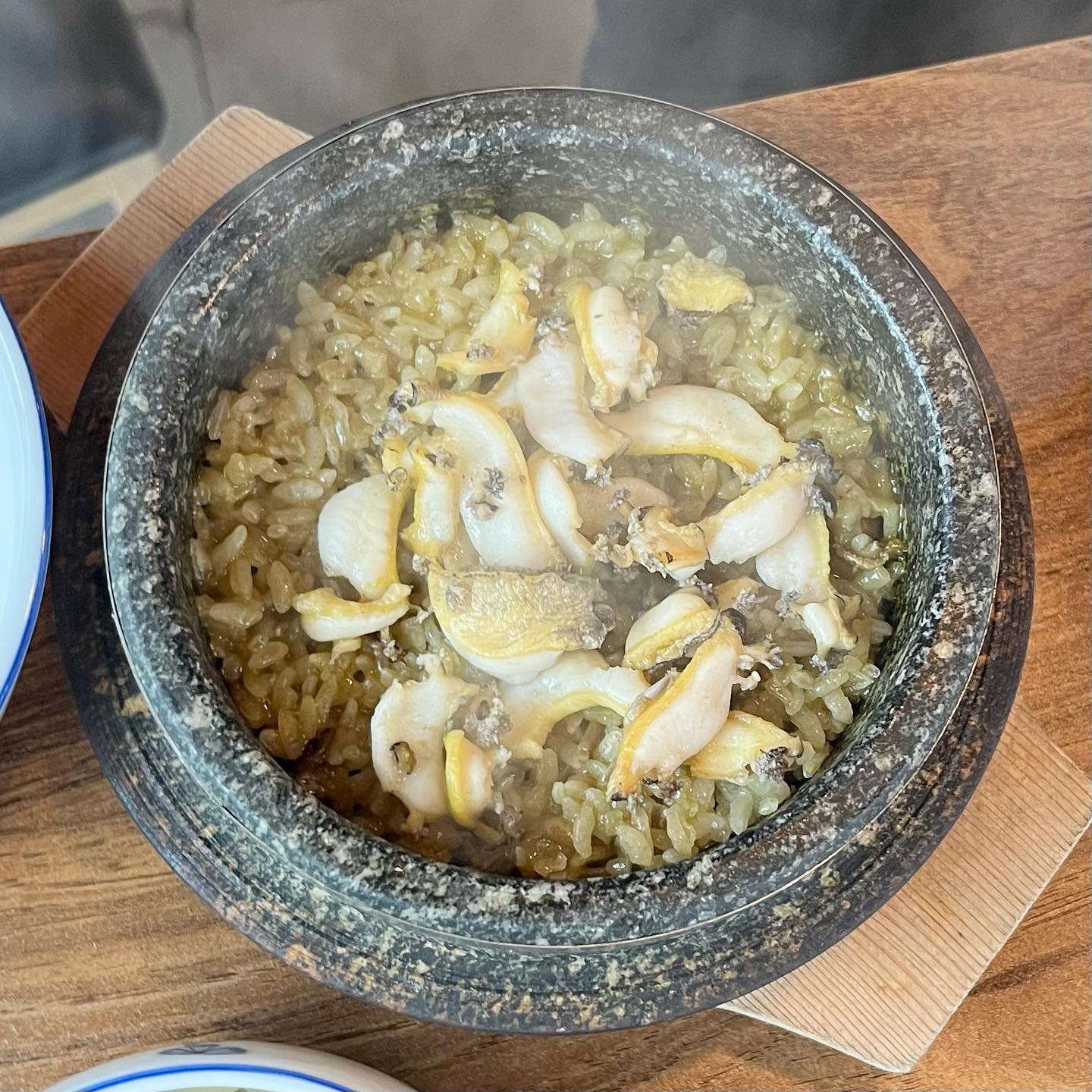 애월 전복 요리를 먹을 수 있는 #애월은혜전복

제주도에 온 김에 전복 요리를 먹고 싶어서
펜션 근처인 애월 전복 맛집으로 알아보다가
애월은혜전복에 다녀왔어요.

은혜수산을 운영하면서 직접 제주에서 기른
전복으로 요리하는 곳이라고 해요.

주문했던 전복뚝배기에는
해산물이나 전복도 그냥 그랬고
국물만 많았던 거 같아서 솔직히
강릉에서 먹었던 전복뚝배기가 생각났어요 🥲

딱히 국물이 시원하다는 느낌도 받지 못했는데
차라리 전복돌솥밥을 더 추천드리고 싶어요.

반찬으로 고등어구이 한 마리도 나오고
반찬들도 맛있는 편이라
전복돌솥밥으로 주문해서 드시면
마지막 숭늉까지 든든한 한끼
드실 수 있을 거 같아요.

-

📍 애월은혜전복 _ #제주도 #애월

💳 전복돌솥밥 17,000원
💳 전복뚝배기 17,000원 * 2