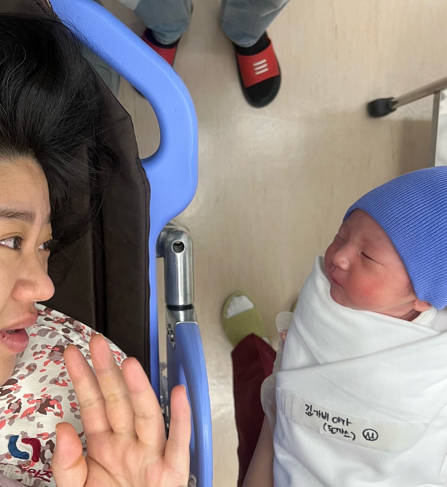 10:43 동까스 나왔습니다〰️〰️
동까스야 너는 정말 어디로 튈지몰라
얼굴은 지기지만 성격은 날 닮았구나:)
뭐이렇게 갑자기 나오겠다고🙂‍↔️
아가야 세상밖으로 나오느라 고생많았어👶🏻❤️‍🔥
좋은아빠 좋은엄마가 된다고는 약속못하지만
최선을 다해서 건강한몸과 정신을 가질 수 있도록 노력할거야
그리고 너를 지켜줄거야 환영해 우리동까스 사랑해🥹❤️‍🔥
지기는 더 사랑해 
.
.
.
.
.
#동까스 #용띠아기 생각보다빠른 #아들맘 #환영해 #❤️‍🔥