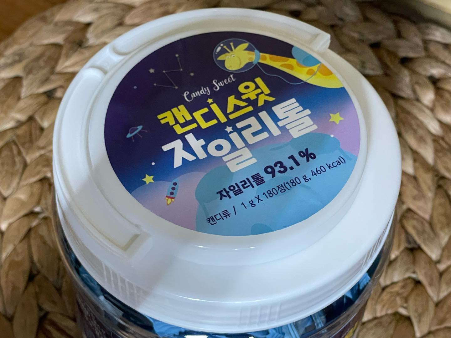 아이간식 어떤거 챙기시나요?
사탕달라 초콜릿달라, 젤리달라! 매일 전쟁을 하지만 결국 못이겨 설탕덩어리를 주고있었는데요, 
사탕과 초콜릿 젤리 만큼 맛있는데 무설탕에 충치 예방까지 되는 캔디스윗 자일리톨 캔디가 있더라구요

대용량으로 개별포장 되어있어 가지고 다니기도 좋고 공룡,얼룩말, 기린, 강아지 등 다양한 귀여운 동물들이 프린트되어있어 하나하나 골라먹기도 재미있어해요

이왕먹이는 간식! 건강한 캔디스윗 자일리톨 캔디로!

양치 후에 주면 충치 예방도 되고 아이가 먼저 양치 하겠다고 하는 신세계를 만날 수 있어요 !

#캔디스윗자일리톨 #유아자일리톨 #자일리톨캔디 #어린이자일리톨