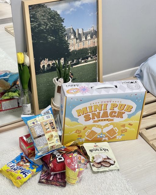 혜린 on Instagram: "#광고 [간식대장 안주한상🥨🍺] 나만의 안주박스 들고 놀러가쟈〰️🧳👫👭👬 ⠀ ✔️호불호 없이 즐길 수 있는 안주가 10종이나 구성되어있어요 ! ⠀ ✔️박스에