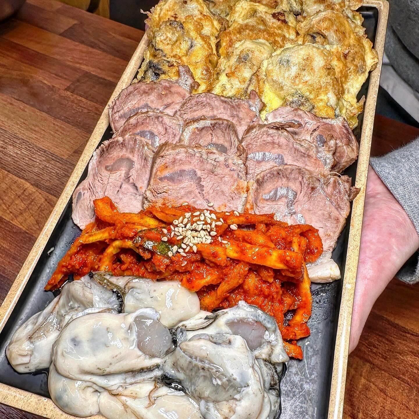 굴맛집하면 10이면 9 여기 가라고 한다. 살이 통통하게 오른 올해 첫 굴로 입안 가득 달달한 잔치를 부릴 수 있는 도봉산의 굴스팟.

도봉산 #삼돌멸치쌈밥

지난 퍼주기 대마왕 콤비식당 사장님의 두번째 히든카드. 도봉산역 근처에 위치한 이 곳에서 겨울철 최고의 별미 굴의 재롱잔치를 만나볼 수 있다.

찬바람에 얼어붙은 속을 녹여주는 뜨끈한 매생이굴떡국부터, 도를 넘는 달달함이 뇌까지 전해지는 굴구이, 짜릿한 새콤함이 침샘을 계속 자극하는 굴무침, 담백한 돼지고기와 함께 즐기는 굴보쌈과 막걸리 안주로 손색이 없는 굴전까지 여기 한번 갔다오면 더이상 굴 생각은 안날 정도로 후회없는 한상을 보장한다.

✔️굴구이정식(1인) 28,000원
✔️막걸리 4,000원

📍 서울 도봉구 도봉산4길 10-4 삼돌멸치쌈밥

#도봉산역맛집 #도봉산역밥집 #도봉동맛집 #도봉산맛집 #굴구이 #굴무침 #굴전 #굴보쌈 #매생이 #굴맛집
