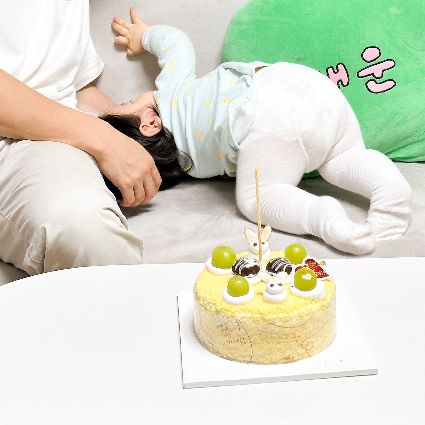 .
Day+305
걸음마 조금씩 하기 시작하려해서
걸음마 신발 사러 아울렛으로 고고찡했는데
발등이 높아서 발사이즈 보다 큰거를 사야되는데 큰게 운동화밖에 없다해서 걸음마신발 못 사고 옷만잔뜩사서 돌아옴
우리아들 발등 통통하니 ㅋㅋㅋ귀요운게 엄마는 다른친구들 다 그런건줄 알았는데 아니구낭?🥹
사진은 케이크 먹고싶어서 엄마가 
300일 기념이라고 우겨서 산 케이크
초도 안키고 사진만 찍거 엄마 입으로 슝🫶🏻
#아들스타그램 #육아기록