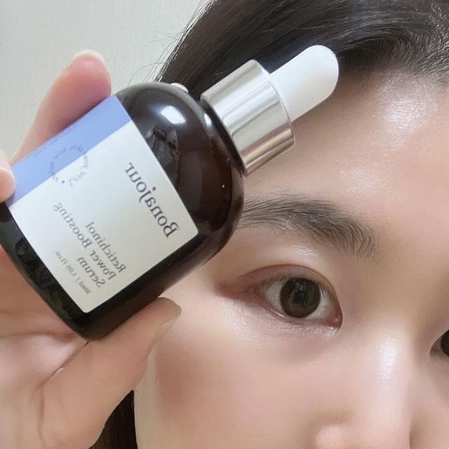  @suny__e on Instagram: "#광고 
@bonajour_official 🫧🫧

💜보나쥬르 레티치놀 파워 부스팅 세럼💜

13년간 자연주의 천연화장품만을 연구하고 있는대한민국 퍼스트 브랜드 대상 7년 연속 천연화장품 부문 1위를 차지하고 있는!! 
“보나쥬르”에서 “레티치놀 파워 부스팅 세럼” 을 출시했어요💜🫧

주름과 탄력고민…!
보나쥬르 레티치놀 추천드려용🫧

-레티놀이 2,500IU로 고함량으로 함유되어 있어
주름 개선에 제대로 도움을 주는 제품! 
💜퍼센트가 아니라 함유량으로 봐야 이 제품이 고함량인지 아닌지 정확히 알 수 있어요✨

-레티놀 성분이 자극적이라 걱정이었던 분들을 위해 개발된 저자극 입문용 레티놀 세럼!🫧
💜순수 레티놀 2,520IU + 바쿠치올 500ppm
└피부 자극 반응도 0%(임상시험 24명 전원 피부 자극 반응도 0%)

-주름개선 기능성 인증 제품✨✨
💜2주 사용 후 주름 개선 16.39%, 모공 개선 17.68% 효능인증이 된 제품이에요!!
(휴먼에틱임상시험센터/2023.12.13~2023.12.27/성인남녀 24명/시험제품:레티치놀 파워 부스팅 세럼)

무엇보다 다양한 탄력 시너지 성분이 함께 함유되어 있어 피부 탄력을 부스팅 시켜주는 속탄력 세럼이에요💜
└300달톤 저분자 콜라겐: 일반 콜라겐과 달리 뛰어난 흡수력으로 탄력, 보습에 효과적
└저분자 아세틸헥사 펩타이드: 탄력, 피부재생, 주름개선에 효과적
└저분자 3중 히알루론산: 3,000~10,000 달톤으로 빠르게 흡수되어 피부 보습에 도움을 줌
└시카 콤플렉스: 식물성 병풀 추추물로 피부 진정에 효과적
└리포좀화 이데베논: 항산화, 항노화, 브라이트닝 효과를 갖고 있는 대표적인 안티에이징 성분

저는 민감성 수부지 피부여서 레티놀 성분을 사용하기 두려웠는데!!
자극 없이 정말 순해서 부담 없이 사용했고 사용후에 건조한 피부에 광채가 느껴져서 만족했어요!!💜

#광고#보나쥬르#레티치놀#레티치놀세럼#레티치놀파워부스팅세럼#레티놀#레티놀세럼#레티놀효과#레티놀입문템#bonajour#나이트스킨케어#클린뷰티#천연화장품#제품제공"