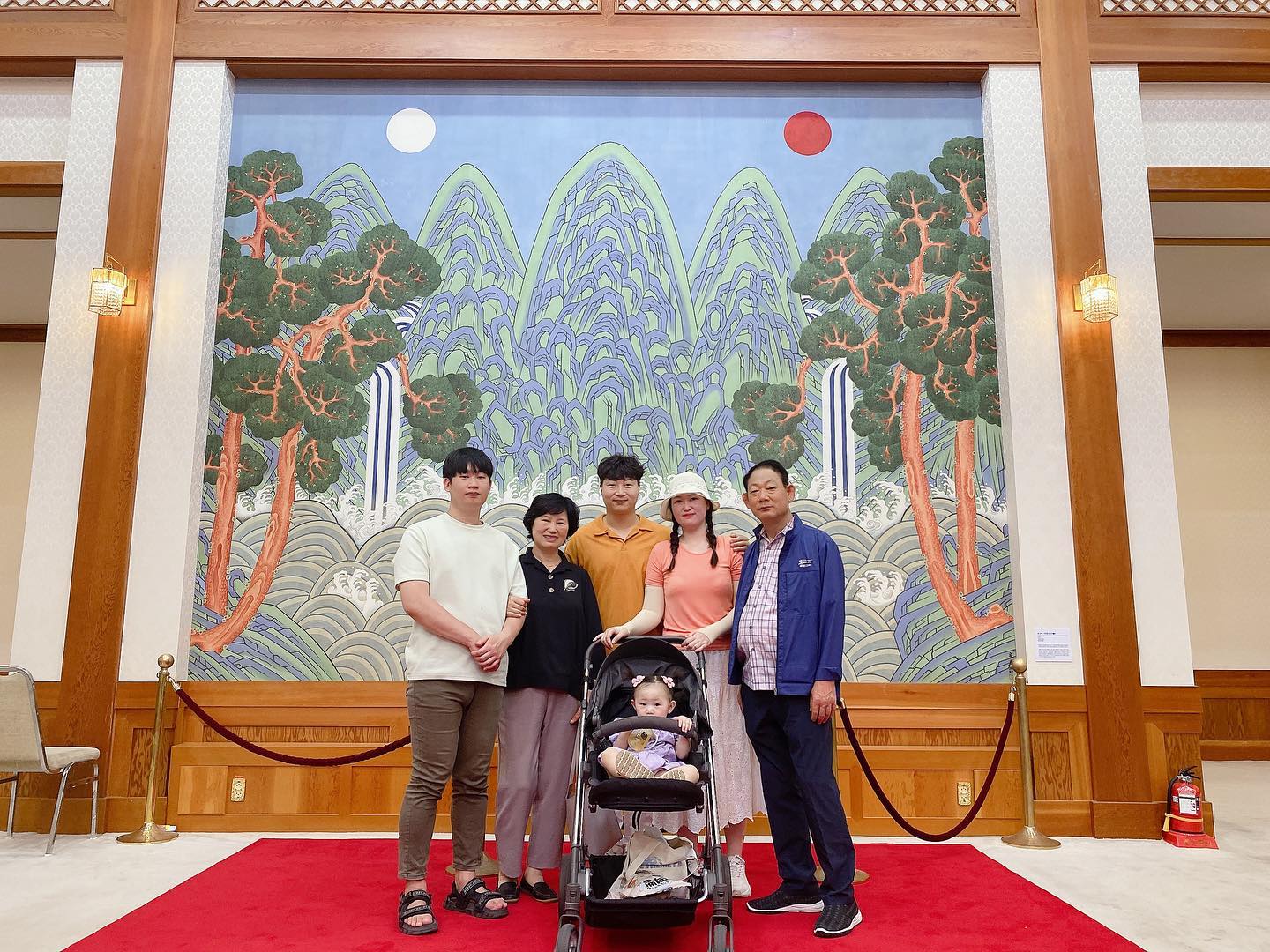 *
결혼 이후 본가 식구들과 두번째 나들이!
청와대 오픈했기에 놀러감😆😆
뭔가 TV에서 보던 화면들이 많아 신기했움!!
울 뽀끼는 어딜 가나 주인공👍👍