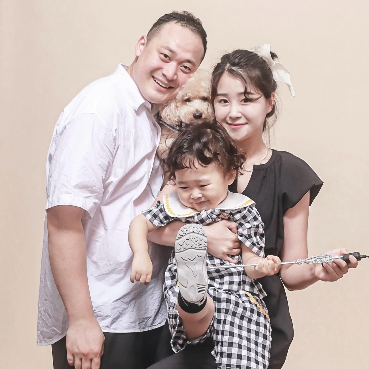 🏷️ 앞에보세요 X 100 🖤

일년에 한번 우리를 담아보자구 
오빠랑 호기롭게 약속하구 .ᐟ 
휴가에 만만의 준비를 하구 갔지만?
 
우리의 우당탕탕 3번째 가족사진 .ᐟ 
에어컨 무지 싫어하는데 
스튜디오 21도였는데도 
땀이 주르르륵나는
점점 난이도가 올라가는 촬영이지만,

(절대 카메라 안봄ㅋㅋㅋㅋ)

그래도 너무 너무 행복해 🖤🖤🖤🖤

#가족사진