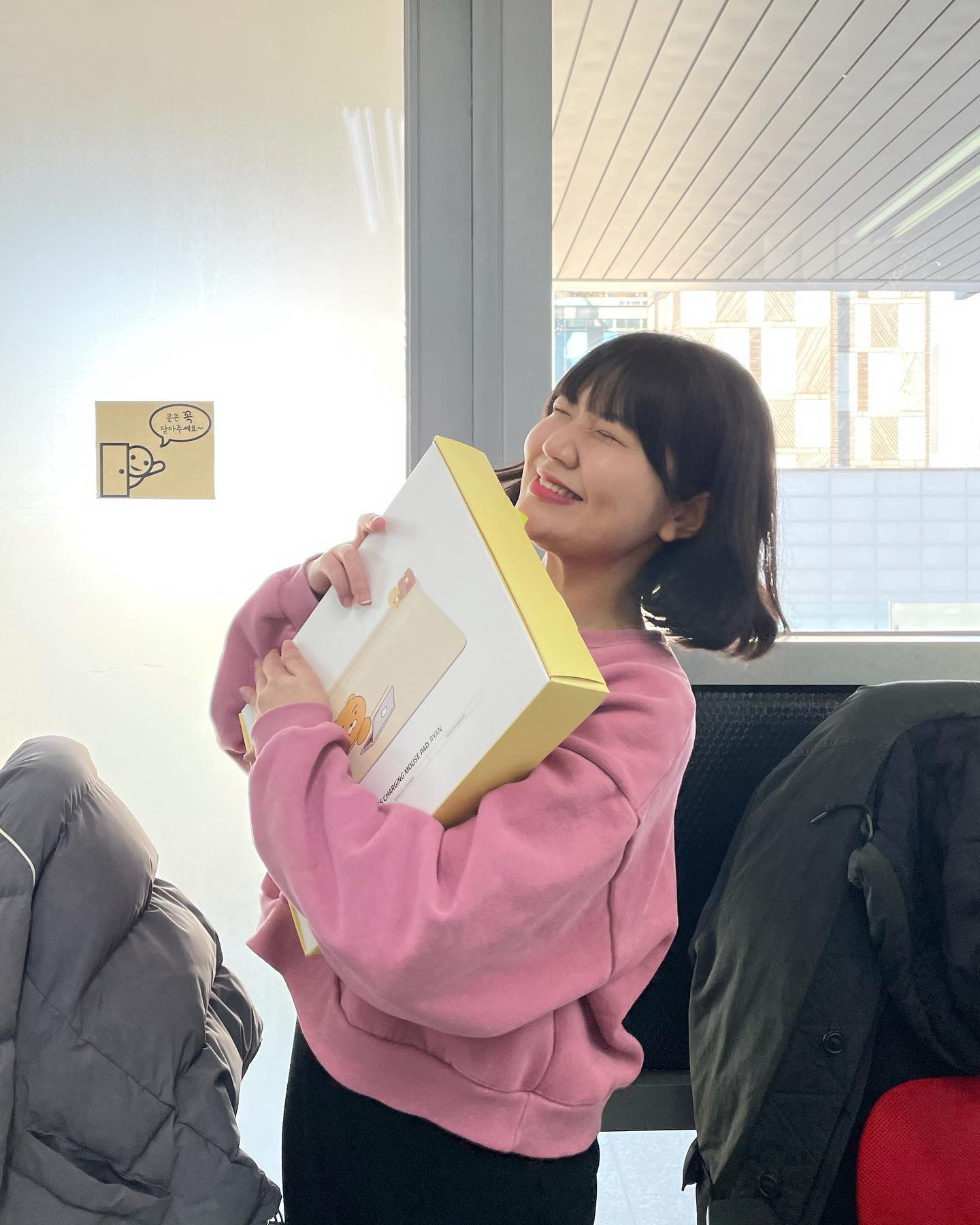 HAPPY 2022 🥳
⠀
2022년도 누구보다 행복한 사람으로 지낼 수 있게 함께해 주신 모든 분들에게 감사합니다아 💗
⠀
2023년도 저는 자랑스러운 딸, 능력 있는 누나, 의지할 수 있는 친구, 따뜻한 선생님, 든든한 리더로서 성장하는 한 해를 보낼 거예요 🎈
⠀
아주 옛날에 나눈 대화 중, 3가지 소원을 들어준다면 어떤 소원을 빌래?라는 질문에
⠀
첫 번째는, 내가 사랑하는 모든 존재가 건강했으면 좋겠고
두 번째는, 내가 사랑하는 모든 존재가 행복했으면 좋겠고
세 번째는 음 .. 바로 떠오르지는 않아!
⠀
라고 했었는데 아직도 이 대답은 여전한 거 같아요 :)
제 주변 모두가 건강하고 행복하게 지냈으면 좋겠습니다 💗
⠀
다유니의 2023년 가장 큰 목표는 '유럽여행'입니둥 ✈️
스물여섯, 어떻게 보면 지금까지의 인생 중 가장 큰 터닝포인트였던 그때의 꿈을 잠시나마 다시 이루러 갈 거예여 🐣
⠀
(후후 힘들 거 같지만 ,, 이렇게라도 동네방네 얘기해놔야지 조금이라도 현실 가능성이 생길 것 같으니 ,, 🥲
아니? 무.족.권. 갈 거다 진짜 ㅠ)
⠀
올해도 진심으로 감사했습니다 ❣️
조금씩 성장할 수 있도록 힘 되어주시는 모두!
진심으로 애정합니다 하하 💗
⠀
#adieu2022