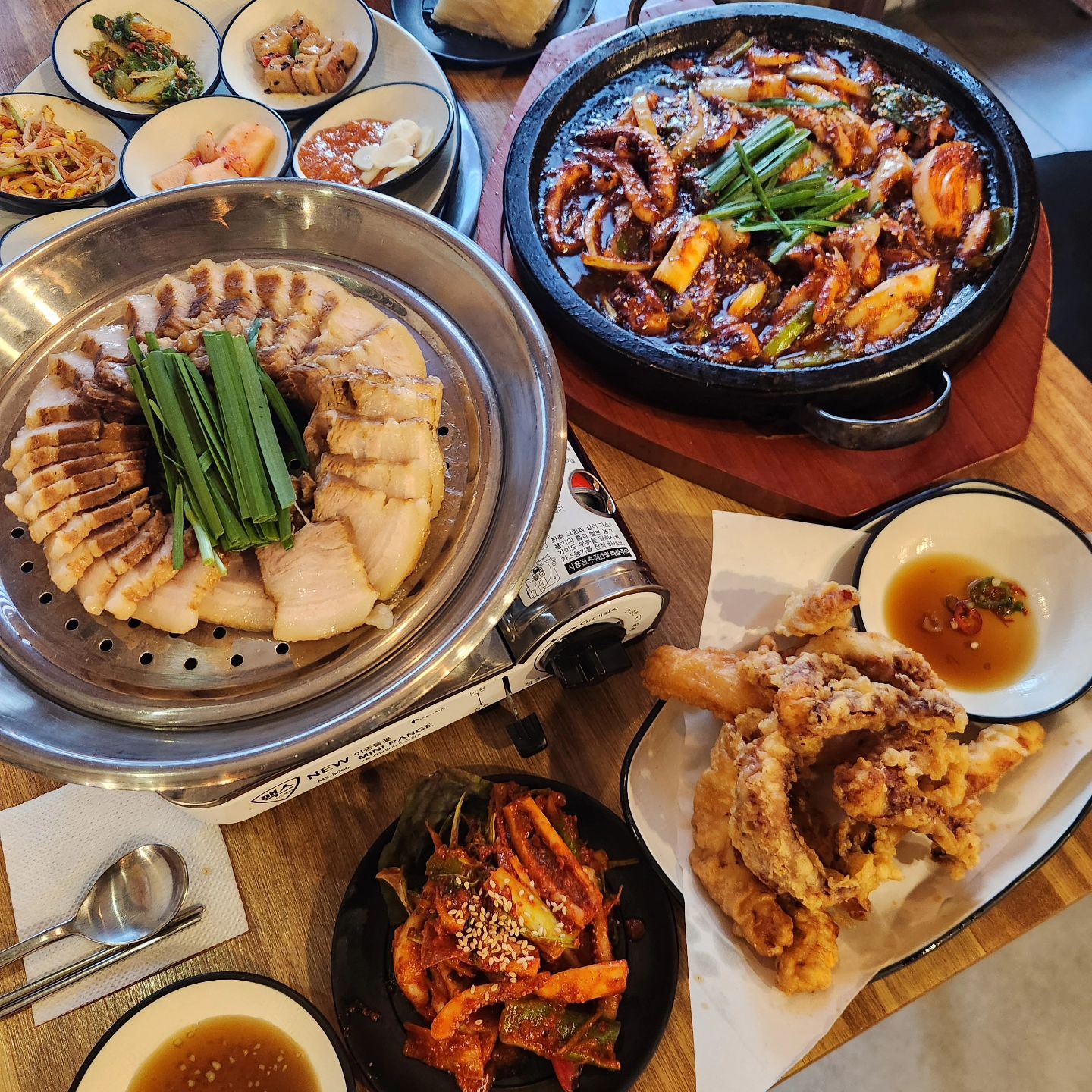 오적회관 발산본점 #협찬
서울 강서구 마곡중앙6로 85 2층 201호

오적회관 발산본점에 다녀왔습니다. 오적회관은
생방송투데이 오징어한상으로 유명한 오징어요리 전문점입니다. 

시그니쳐 메뉴 오적한상은 돌판오징어볶음+꽃삼겹수육+오징어무침+오징어튀김 푸짐한 한상차림으로 먹어보니 여러명이서 함께 즐기기에 최적화된 메뉴네요. 

돌판오징어볶음은 적당히 매운맛에 식지않고 오래동안 따끈따끈하게 즐길수 있고 꽃삼겹수육은 부드러운 고기와 무한 셀프 리필가능한 쌈과 즐기기 좋고 오징어무침 역시 안주로도 좋고 꽃삼겹수육과 궁합이 환상이네요. 거기에 바삭바삭 큼직한 오징어튀김까지 다양한 식감과 다양한 맛을 한번에 즐길수 있다니 메뉴 구성에 많은 연구를 하신 티가 났어요. 역시 생방송 투데이 맛집은 다르네요. 

식사메뉴와 안주메뉴도 다채로와서 가족모임이나 회식하기 좋네요. 매일매일 직접 만드는 수제반찬과 쌈 야채등이 무한리필로 제공되어 너무 좋아요.

#오적회관 #오적회관발산점 #발산역맛집 #오적한상 #발산맛집 #마곡맛집 #마곡동맛집 #발산회식 #마곡회식 #리뷰노트