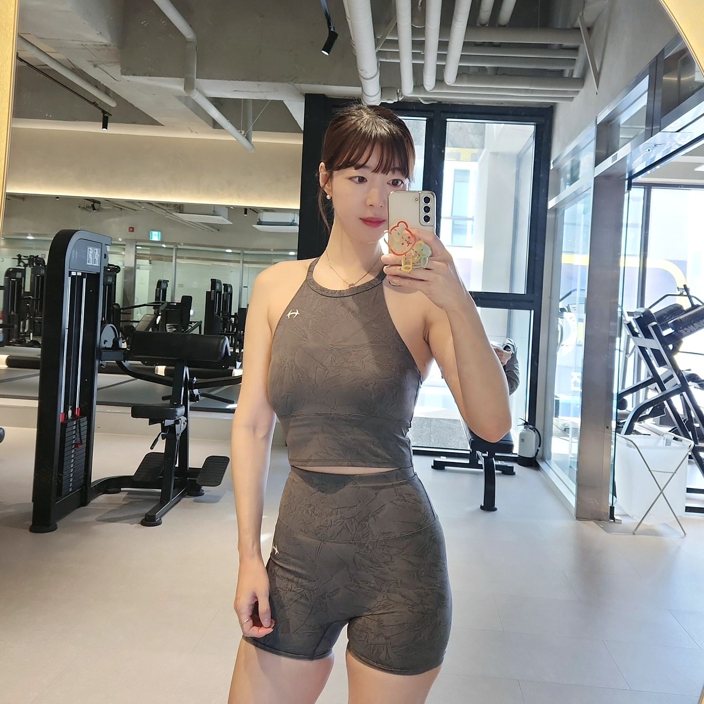 #르미_운동 

오늘등운동하는데 등하는사람 왤케마나?ㅋ
안겹치려고 애썼다ㅎㅎ
아니 글구 나 옛날과자 입터져서 잔소리좀 해 달라니까
다들 칭찬만하고있구..으구..착한새럼들..👼 
매일댓글시간내서 달아주구 힘들까봐 격려해주는 그대들
사...사..사는동안 복마니 받으십쇼❤️

운동복
hdex__official 
hdex_people_official