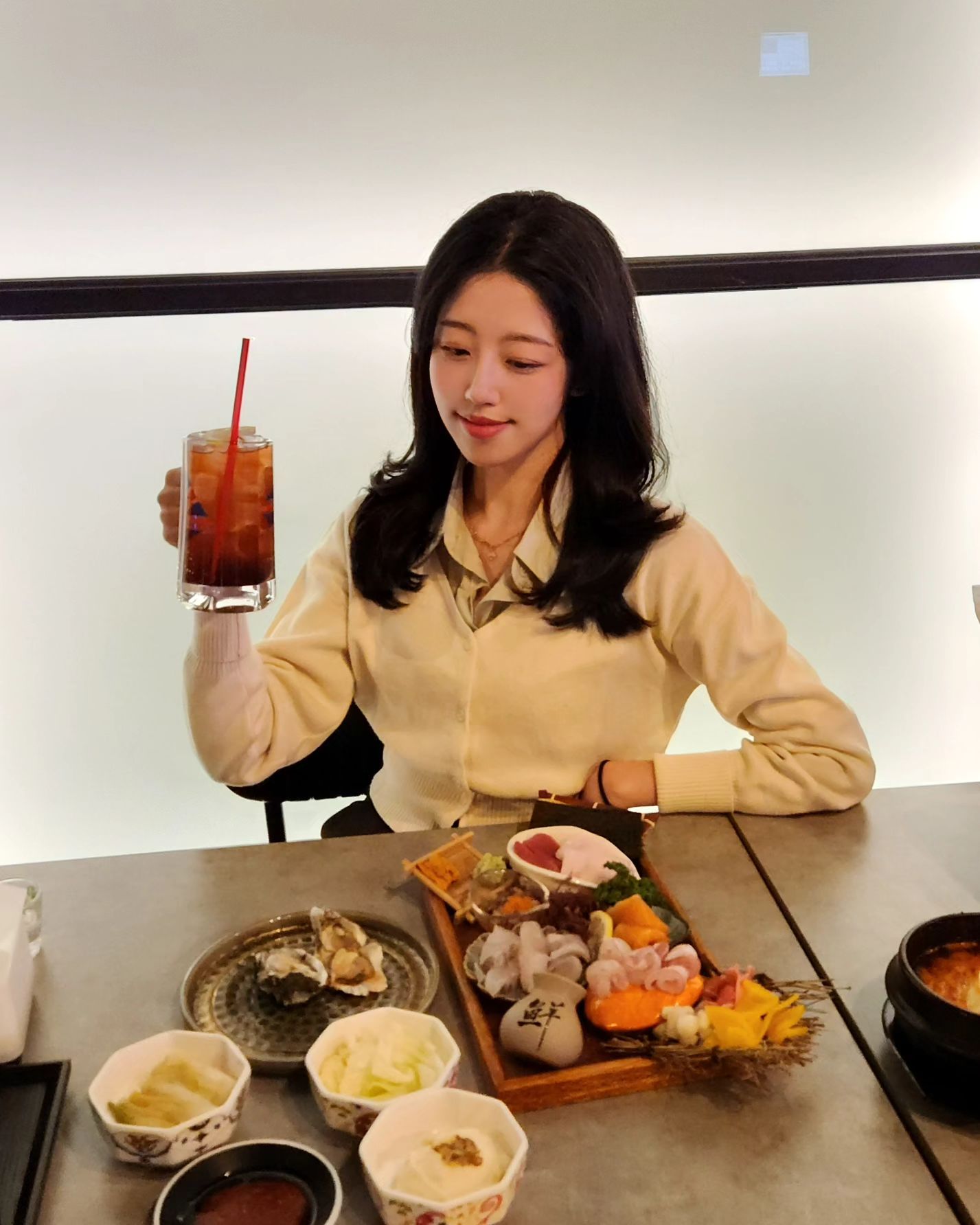 #협찬 mooyeong.izakaya
주말에 병조랑 대구 교동 숙성회전문 이자카야 다녀왔따 😋 
분위기 넘 좋구 단체 인원도 수용 가능해서 모임하기 딱 좋음 👀 
　
모듬회에 사쿠란보 하이볼 조합은 아추 최고,,, 🩷🩷 
여자들이 좋아할만한 하이볼 한가득 있어서 여자친구 데리고 가면 완전 센스 넘치는 남친 될듯 🥹 
데이트코스로 완전 강추!!
다음번엔 방어 먹으러 가봐야지 😏
　
주소 : 대구 중구 교동3길 43 (완전동)
영업시간 : 일~목 17:00~03:00 / 금,토 17:00~04:00 
전화번호 : 0507-1370-9341　
　
#대구교동맛집 #대구교동이자카야 #교동술집 #교동이자카야 #교동이자카야맛집 #교동이자카야추천 #교동연말모임 #교동단체석 #교동술집추천 #교동방어 #교동방어맛집 #교동무영 #대구교동무영