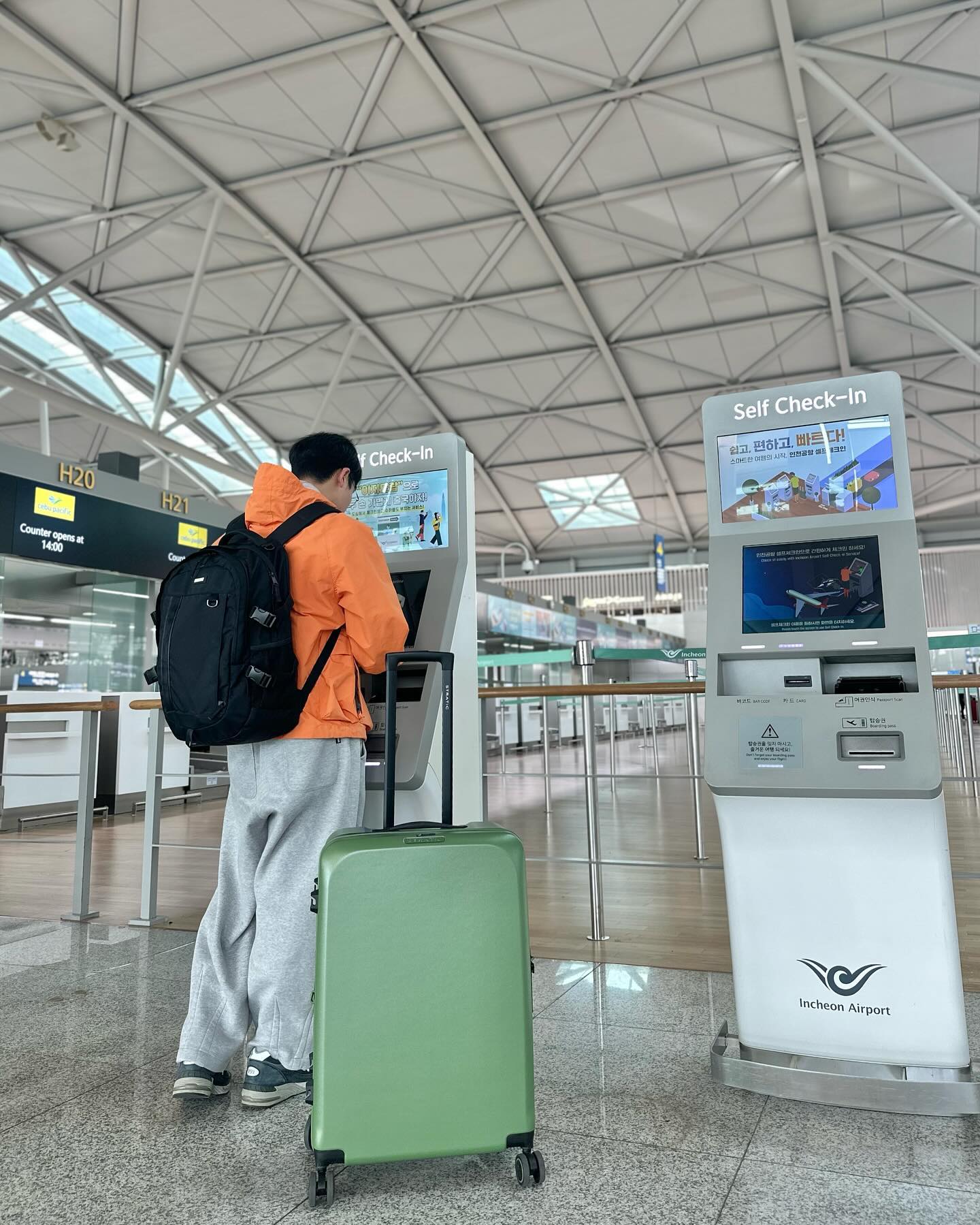 airpremia_official 와 함께한 비행기록✈️

📌 ICN 서울/인천 –> BKK 방콕, YP601,
2024년 02월 04일, 17:10 이륙.

2024년 2월 4일
태국 방콕으로 가기 위해
예전부터 탑승해보고 싶었던
airpremia_official 를 예약했다.

시간이 지나고 설레는 출국 당일 날.
인천국제공항에서 빠른 수속 후
태국 방콕으로 가는
airpremia_official 비행기에 탑승했다.

기내는 매우 깔끔하고, 청결했으며
좌석 간의 간격은 넓어서 이륙 후
착륙할 때 까지 편안하게 갔다.

또한, airpremia_official 각 좌석에는
영화, 음악, 비행정보 등 각종 엔터테이먼트를
즐길 수 있는 스크린이 있어서
가는 내내 지루하지 않고, 즐거웠다.

이륙후 1시간 정도 지나면
기내식이 제공되는데 자극적이지 않고,
깔끔한 맛이 인상적이었다.

무엇보다 기장님의 안전한 비행과
승무원 분들의 친절함 덕분에
안전하고, 즐거운 비행 시간을 보냈으며
방콕에 무사히 도착할 수 있었다.

좋은 기억만 가득했던 에어프레미아.
다음에 여행갈 때에도
airpremia_official 를 이용할 예정이다.

감사합니다. airpremia_official 🙏🏻
누적 탑승객 100만명도 진심으로 축하드립니다🫶🏻

✈️ 여행의 시작은 airpremia_official 와 함께

.
.
.
#airpremiamillionmoments #airpremia #에어프레미아 #비행기 #패션계정 #패션계정맞팔 #패션모델 #오오티디패션 #남자코디 #봄코디 #협찬문의 #협찬디엠
