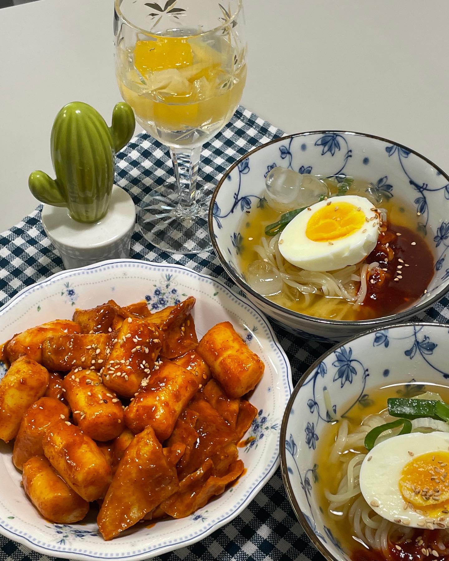 ⠀
🌴무더운 여름에 어울리는 석관동 떡볶이🌴
⠀
여름이 코 앞에 있는 것처럼 더운 요즘!
봄인가 했더니 어느새 여름이 다가오고 있네요!
⠀
올 여름은 석관동 떡볶이와
시원하게 보내봐요☀️
⠀
살얼음 동동 물쫄면과
기름 떡볶이를 그대로 구현한 맛인
기름쌀떡볶이의 조합이면
무더운 여름을 싹 날려 보낼 수 있어요!
⠀
기름쌀떡볶이로 입맛을 돋우고
석관동 동치미 육수로 만든 물쫄면으로
깔끔하게 입가심까지!
⠀
✔️진하고 매콤 고소한 고추기름 향과 프리미엄 어묵으로 중독성 강한 마성의 맛, 기름쌀떡볶이
✔️냉면보다 탱글한 식감으로 여름철 남녀노소 입맛을 저격할 새콤 매콤한 석관동 물쫄면
⠀
🍴추천조합 : 기름쌀떡볶이+물쫄면
⠀
sukdduck_official #석관동떡볶이 #물쫄면 #기름쌀떡볶이 #기름떡볶이 #여름바캉스 #치즈떡볶이 #마늘떡볶이