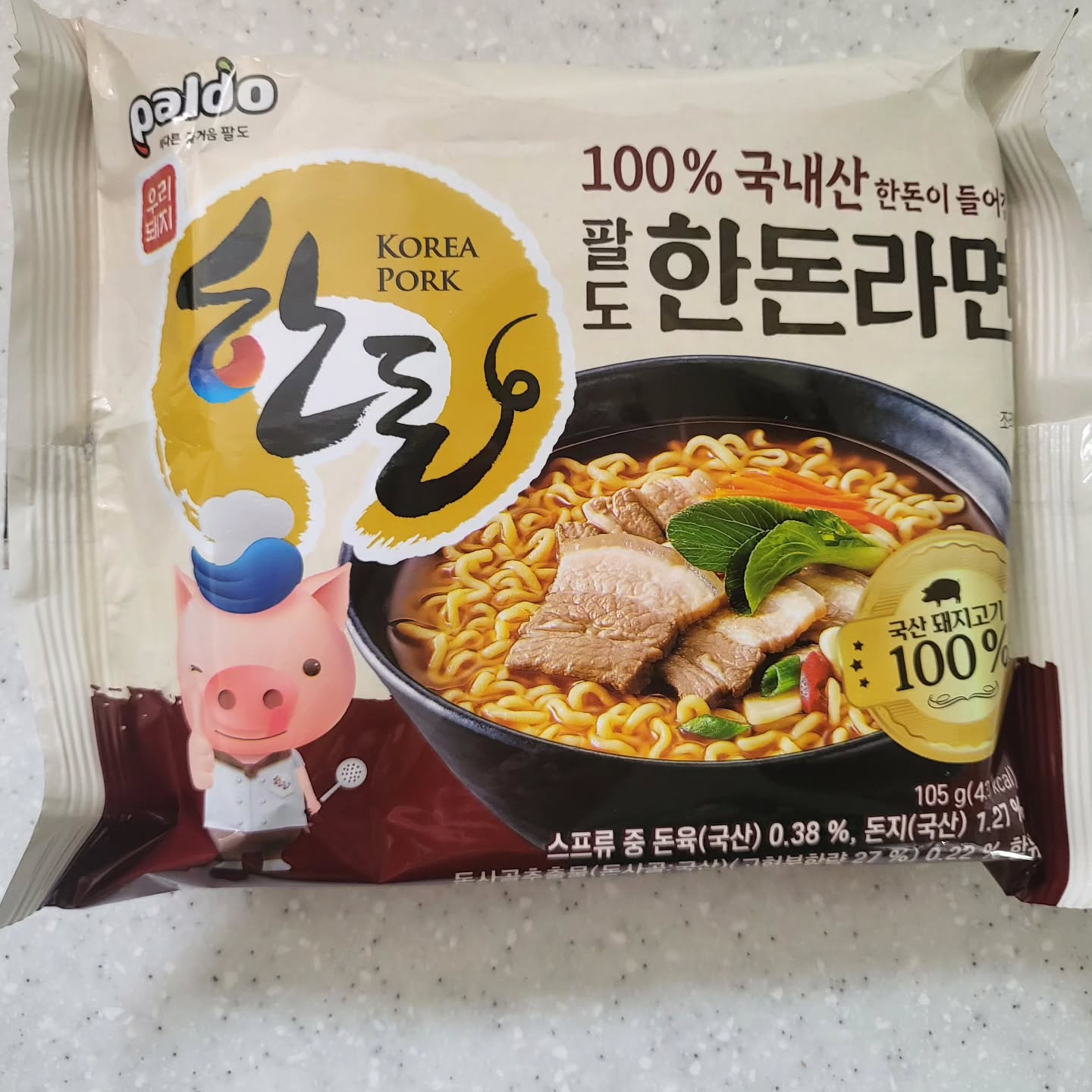 🍜 팔도 한돈라면(4개입 ₩3480)

오늘 먹어본 라면은 팔도와 한돈자조금의 협업으로 탄생한 라면인 '팔도 한돈라면'입니다.

원래는 1월 1일 출시 예정이나 이마트에서 선출시 되었고 한돈라면은 국내산 돼지고기를 넣은 빨간 국물 라면이지만 맵지 않다는 것이 특징입니다.

구성은 유탕면과 분말스프, 건더기스프(건당근,건청경채,콩고기)로 이루어져 있으며 조리방법은 500ml 넣고 3분 30초 끓여주면 됩니다.

종합적으로 보자면 확실히 전체적으론 맵지는 않습니다.
대략 순하군 안성탕면과 비슷한 느낌이라고 보면 되며 맛은 확실히 구수한 맛이 납니다. '얼큰한'맛이라기 보다 '구수한'맛에 가깝다고 보면 될듯 합니다.

얼큰한 맛을 좋아하시는 분들보다 구수한 맛을 좋아하는 분들에게 추천할만한 라면이 아닌가 싶습니다.

개인적으론 이마트에서만 판매하는게 좀 아깝지 않나 싶은 생각이.. 
--
평점) 3.7/5
재구매 의사) O
--
#라면 #라면리뷰 #한돈라면 #우리돼지라면 #돼지고기라면 #팔도한돈라면 #한돈라면🍜 #신상라면 #라면리뷰어 #팔도한돈라면🍜 #한돈자조금 #팔도 #paldo #신상라면리뷰 #라면리뷰어 #돼지고기 #한돈 #신상라면리뷰 #신상리뷰