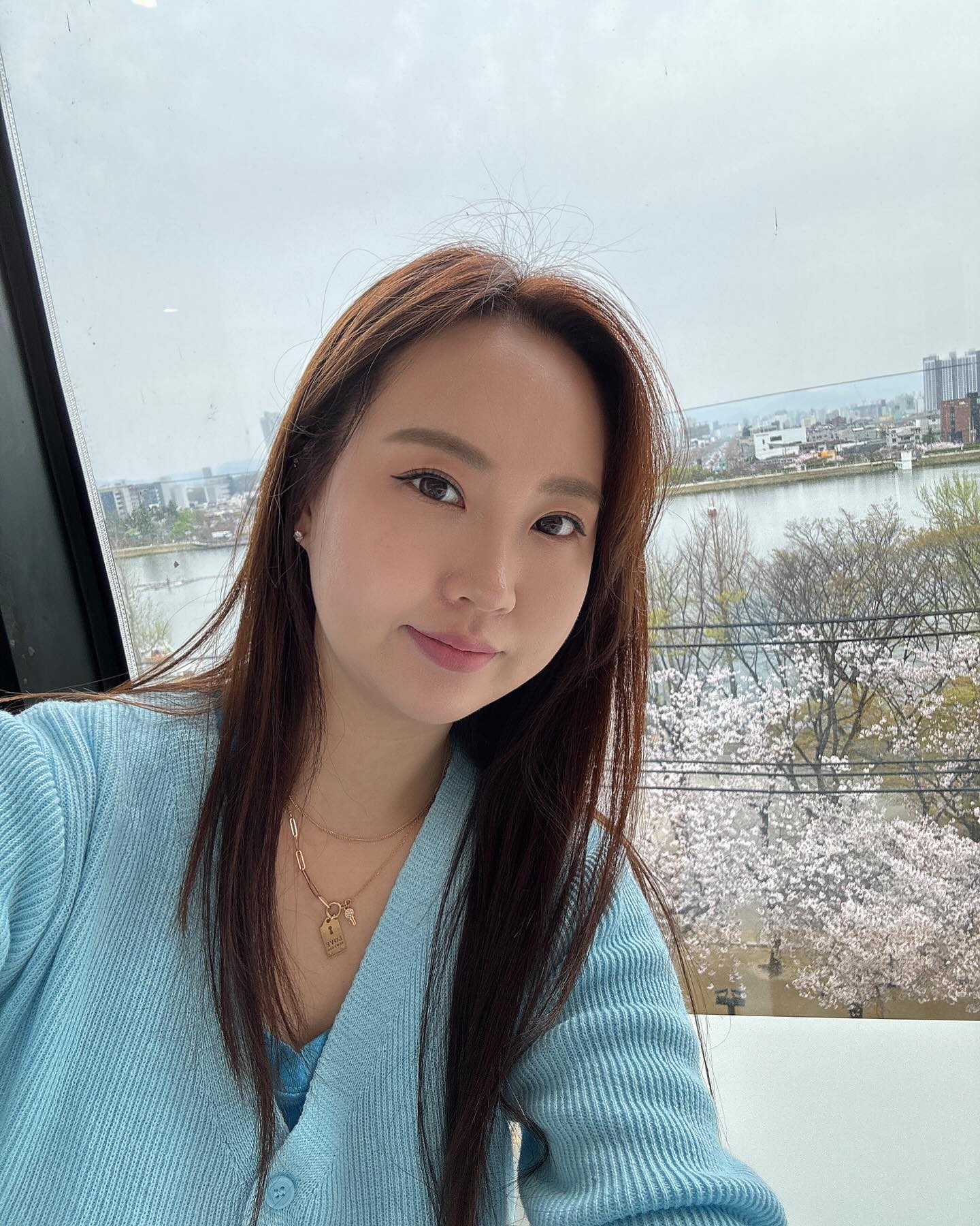 나랑 벚꽃은 이것뿐인강🤣
창 너머로 보이는 꽃 🌸
.
.
.
#꽃놀이 #봄 #벚꽃🌸 #셀피 #셀카