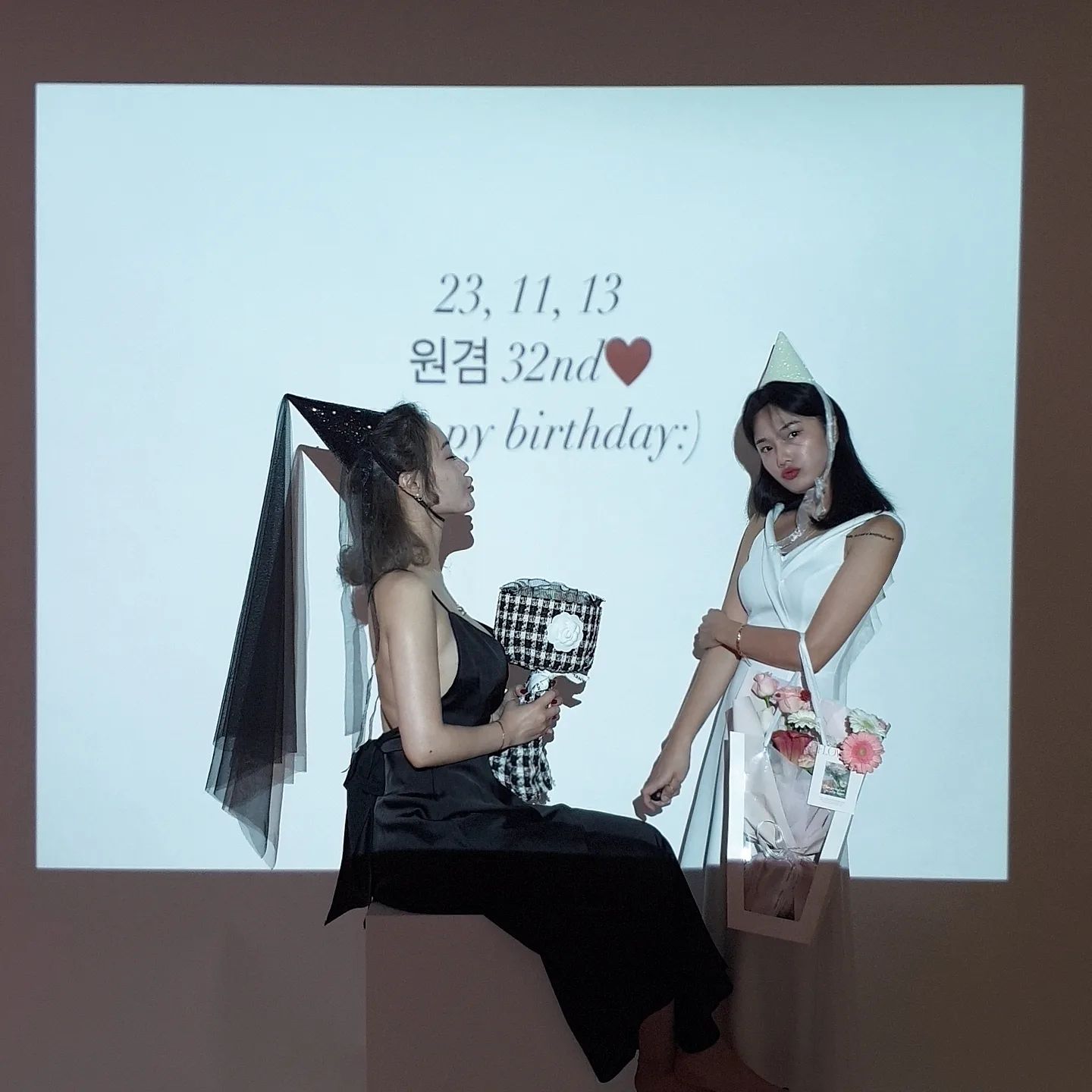 원겸 32nd🎂
사진찍는데 2시간이 모자랐던적은 처음, 여자들 원래 사진찍으러 가면 머리 정리하고 화장 고치고 하던데..

우리 둘 스튜디오 들어가자마자 옷만 딱 갈아입고 '저 서바라' ㅇㅈㄹ 우리 이렇게 예쁘게 100살까지 늙자♥️