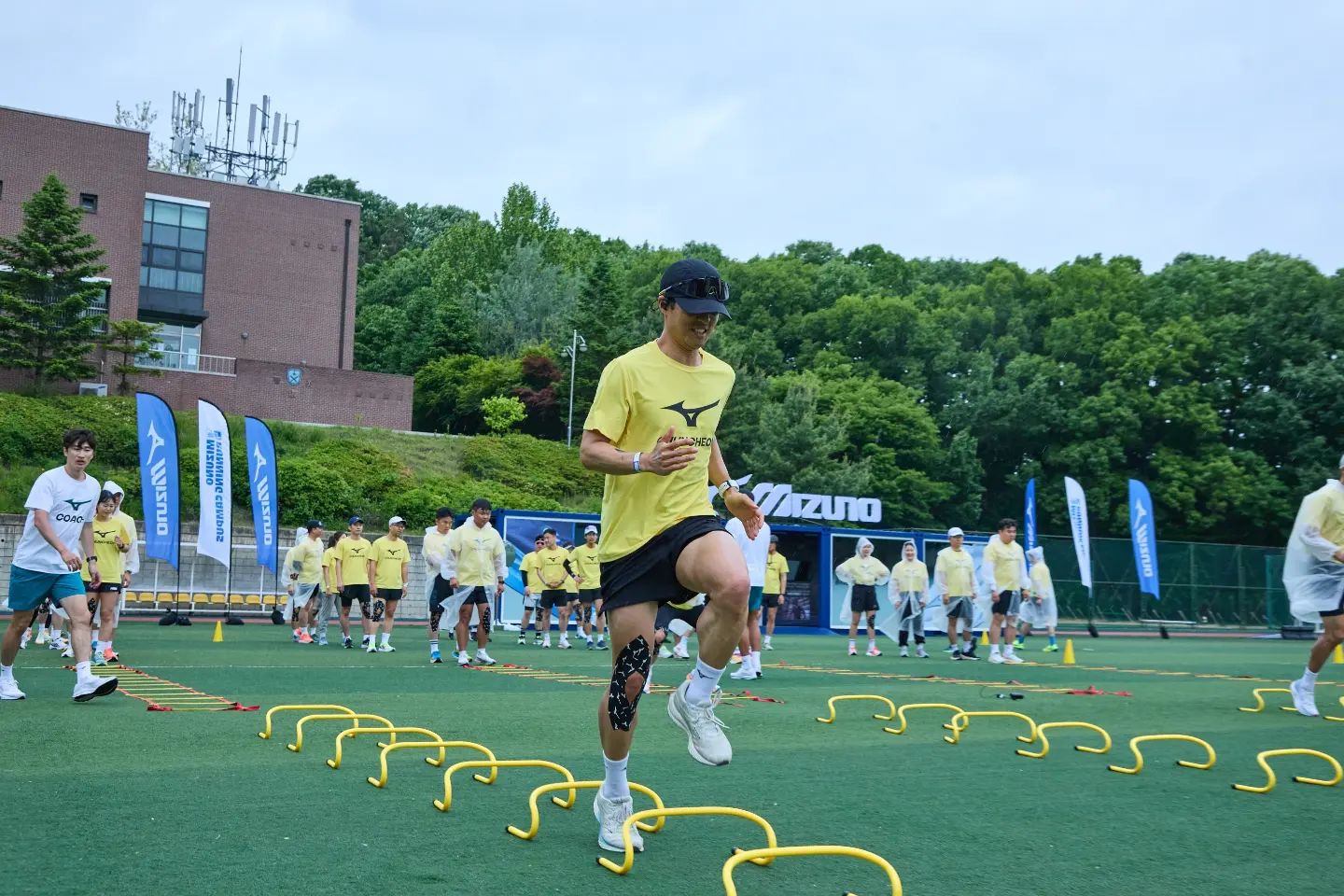 #미즈노러닝캠퍼스 in 춘천
.
작년에 이어 올해도 재입학~
이번에는 춘천! 닭갈비로 유명한~ 그곳!

비록 6명의 단촐한 인원으로 참가했지만 소풍 느낌으로 즐기고 왔습니다.

개나리? 색상 티셔츠도 꽤 이뻤고!
곧 출시하는 비스타를 본딴 벌룬과 함께
신발 체험도 하고 게임도 하고 
1등한 민지에 티셔츠 경품탄 혜민이에 비스타 받은 성현님까지 혜자로운 러닝캠퍼스~
보강운동과 뉴트리션 테이핑 교육도 알차게~

마무리는 닭갈비!
재밌는 행사 준비해주시고 인터벌 같이하고 식사까지!
함께 즐겨서 좋았슴다~ 일곤형 짱짱
하반기에도? 또?! 가자!!

📸 mizunokr_runfestival
#mrtkin미즈노러닝캠퍼스
#MRTK
#MRTKOREA
#미즈노러닝팀코리아 
👟👕 mizunokr 
#미즈노러닝 #웨이브라이더27
.
#오늘은운동함 #꾸준함이답이다
#러닝 #러너 #달리기 #마라톤 #런스타그램 #러닝스타그램
#러닝크루 #춘천달리기 #취미 #운동하는남자 #운동하는여자 #춘천 #한림대