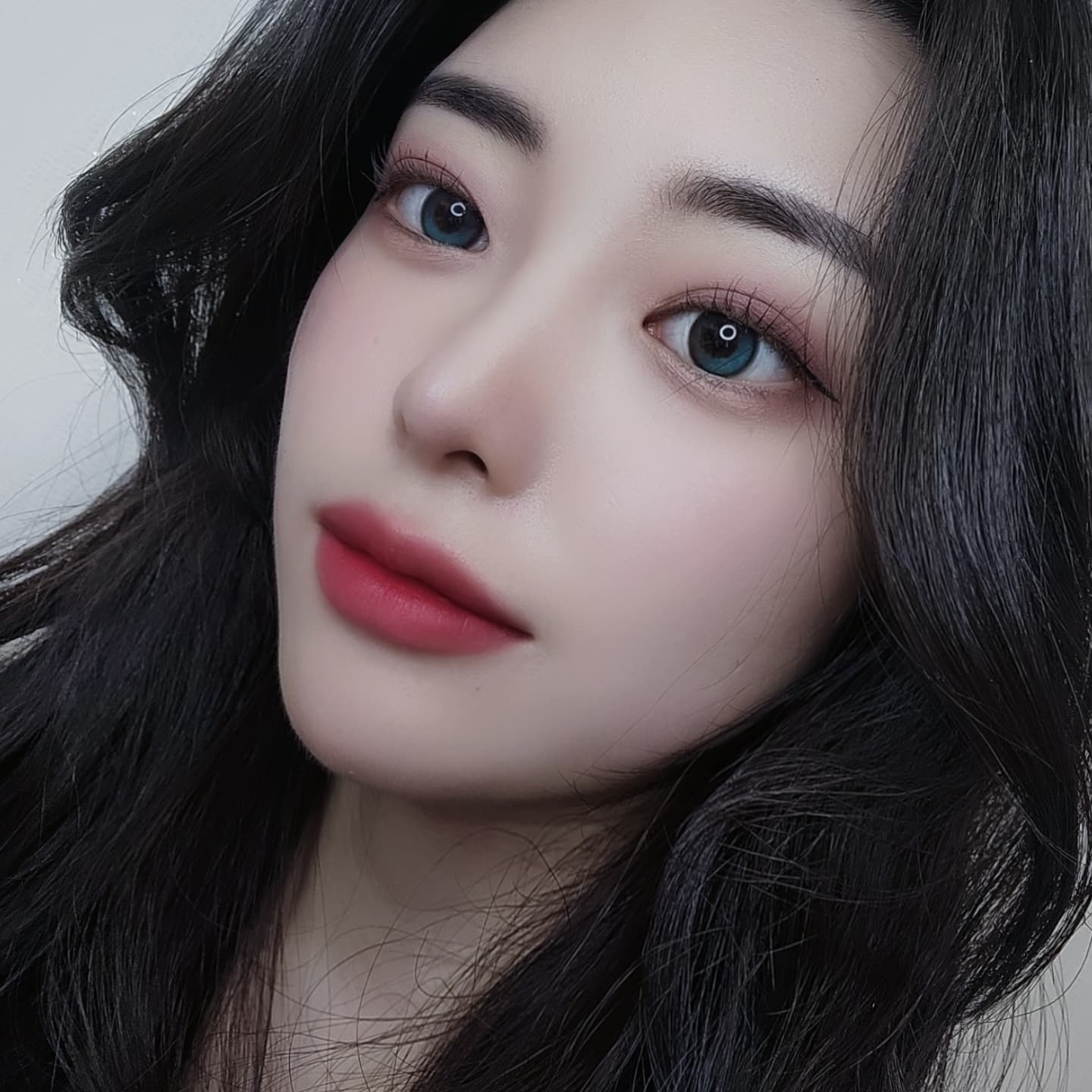 #협찬 #렌블링퓨어블 렌블링 스몰퓨어블을 껴봤어요! 작은 직경을 좋아하기에 저는 직경이 작은 스몰 퓨어블로 골라봤는데 색감이 오묘하고 너무 예쁩니다!! 축고정 렌즈는 처음 착용해봤는데 눈을 깜빡거려도 색깔이 이동하지않고 그 자리 그대로 있습니다! 그리고 눈이 맑고 초롱초롱 해보이는데 이질감없이 그래픽이 너무 예쁜 렌즈였어요❤️

💙렌블링 스몰 퓨어블 오션블루💙
카리나님이 착용한 오션블루 색깔은 예쁜 에메랄드 바다빛 색이라서 화려한 화장에 잘 어울릴것 같아요 ㅎㅎ 묘한 색감이 이런 색은 처음 껴봤는데 꾸꾸인날 착용하면 좋을 것 같아요!!

🩶렌블링 스몰 퓨어블 애쉬 그레이🩶
애쉬 그레이는 밝지만 그렇다고 이질적이지않고 화려하지만 자연스러운 느낌이라 데일리로도 착용할 수 있을것같아요!!

🤎렌블링 스몰 퓨어블 애쉬 브라운🤎
브라운 색상이 애쉬빛이나서 웜톤 쿨톤 모두 사용하기 좋을 것 같고 고양이같은 눈을 만들어줍니다! 그리고 자연스러운 렌즈보다 화려한 렌즈를 좋아하는 분들이 데일리로 착용하기 좋을 것 같아요!

#렌블링스몰퓨어블 #퓨어블 #렌즈추천 #데일리렌즈 #렌즈