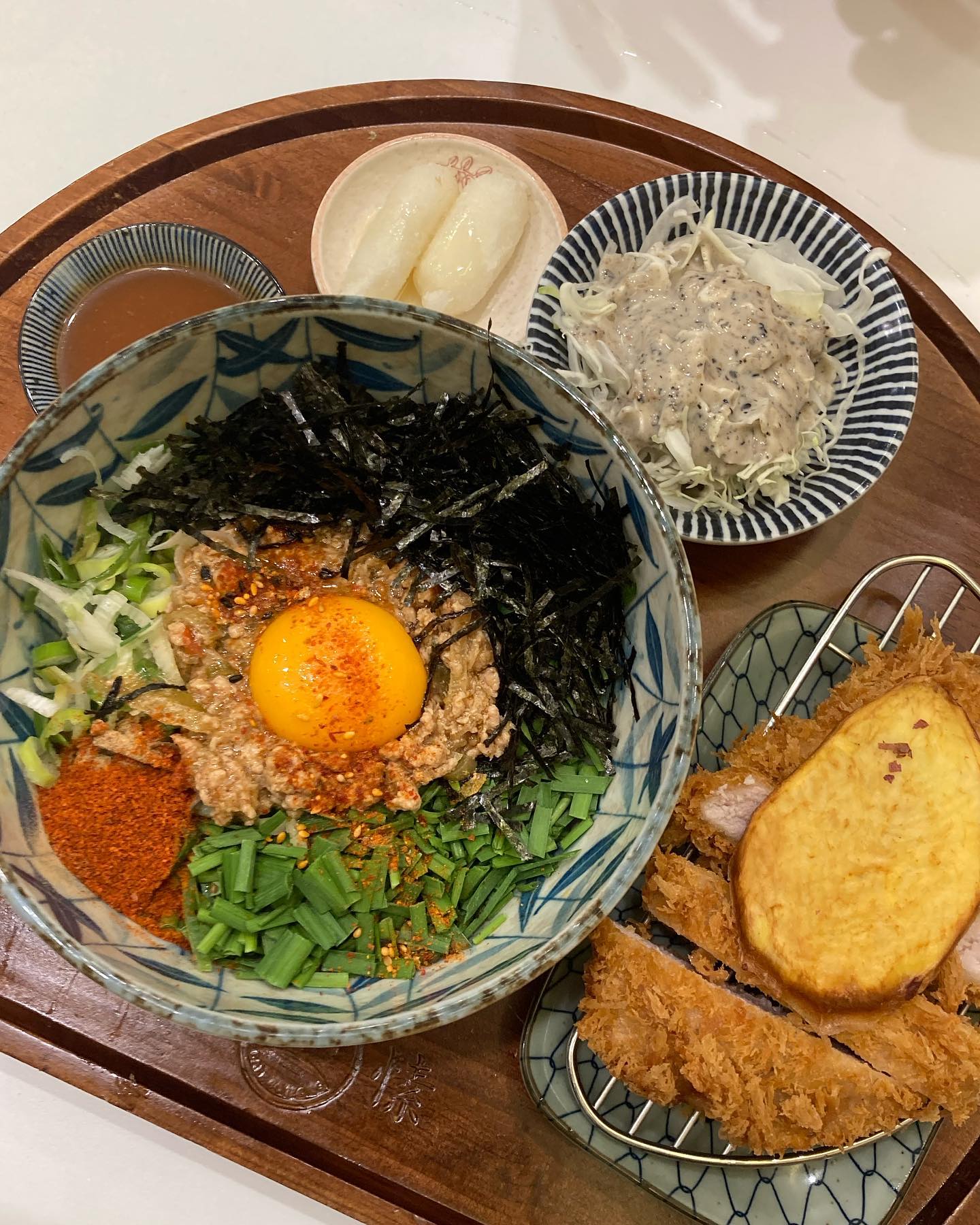#내돈내산 #당산맛집 #백소정
요즘 핫한 백소정 다녀왔어요🩵
온소바와 카라이마제소바 돈카츠세트로 먹었는데, 양 정말 많고 음식도 깔끔하고 예쁘게 나오네요🤤
당산역 근처에서 일식 드시고 싶은 분들 한 번 방문해보세요!
7시쯤 부터는 웨이팅도 있으니 피크타임 피해서 가는걸 추천‼️
#먹팔 #먹팔맞팔  #먹스타 #먹스타맞팔  #먹팔해요  #먹팔하면맞팔 #먹팔소통  #먹팔소통  #맞팔해요  #맞팔환영  #선팔하면맞팔 #좋반 #좋아요반사 #좋반테러