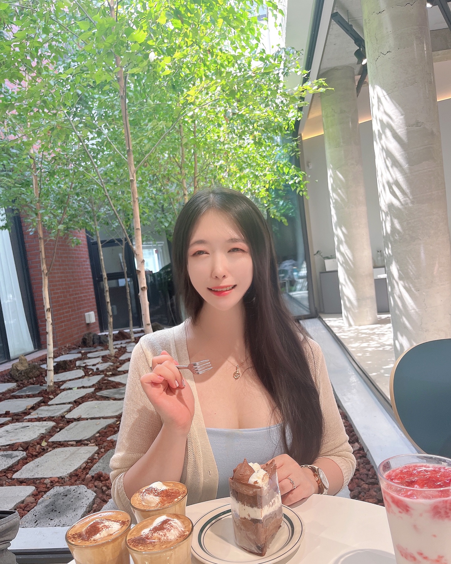 #카페임초리 #협찬 

혹시 땅콩과 라떼의 조화 좋아하시나요~?
가평에 있는 카페임초리에서는 시그니처커피가
고소하고 달달한 땅콩라떼같더라구요!!
물론 케이크도 촉촉하고 달달해요💕

중간에 뻥뚫린 나무숲도 있는데 시원하고
자연속에 온듯한 기분도 주더라구요😊
자리가 빌틈 없는 가평핫플✨

•경기 가평군 상면 청군로 701 1층
•0507-1309-2249
•매주 수요일 휴무

#신상카페 #가평핫플 #임초리카페 #임초리디저트 #가평카페 #임초리예쁜카페 #가평애견동반카페 #시그니처커피 #가평케이크 #카페 #디저트 #커피 #일상 #셀피 #크리에이터 #패션디자이너 #모델 #블로거 #오오티디 #좋반 #팔로우 #팔로워 #팔로잉 #반사 #맞팔 #좋아요 #소통 #flowers