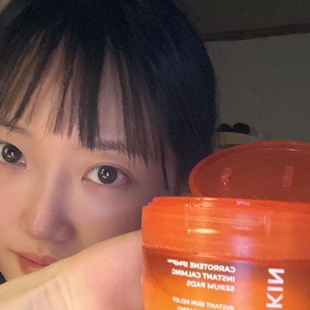 김해인 on Instagram: "#광고 요즘에 해가 뜨겁기도하고 방안에 온도자체가 높아서 제 피부에 항상 쿨링이 필요한데 이번에 3분 긴급 진정 케어되는 팩 패드를 알게 되었어요. 화장전에 피부온