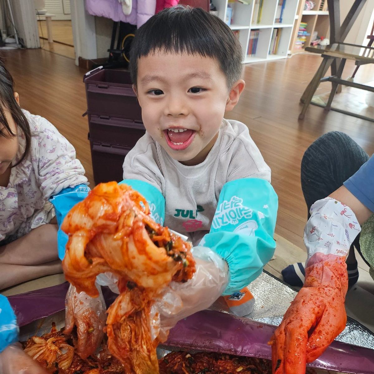 친할머니 따라서 이모할머니댁에 김장간 강희❤️
강희는 이런 체험하는게 넘 좋은가보다
누나들이랑도 자주보니 더 좋아하고
신나게 놀고 잘먹고 좋은경험한 토요일☺️
김장가면서 외할머니한테
“내가 김치 잘만들어올게” 라며 나간 울 아들
정말 김치 가져올거니?😝😝
.
.
#김장 #김치담그기 #값진체험 #아들맘 #딸맘 #애둘맘 #남매맘 #즐겨보자 #룰루랄라 #일산 #주말 #단기임대살이 #욜로 #욜로맘 #욜로팸 #4인가족 #겨울나기 #건강해야지