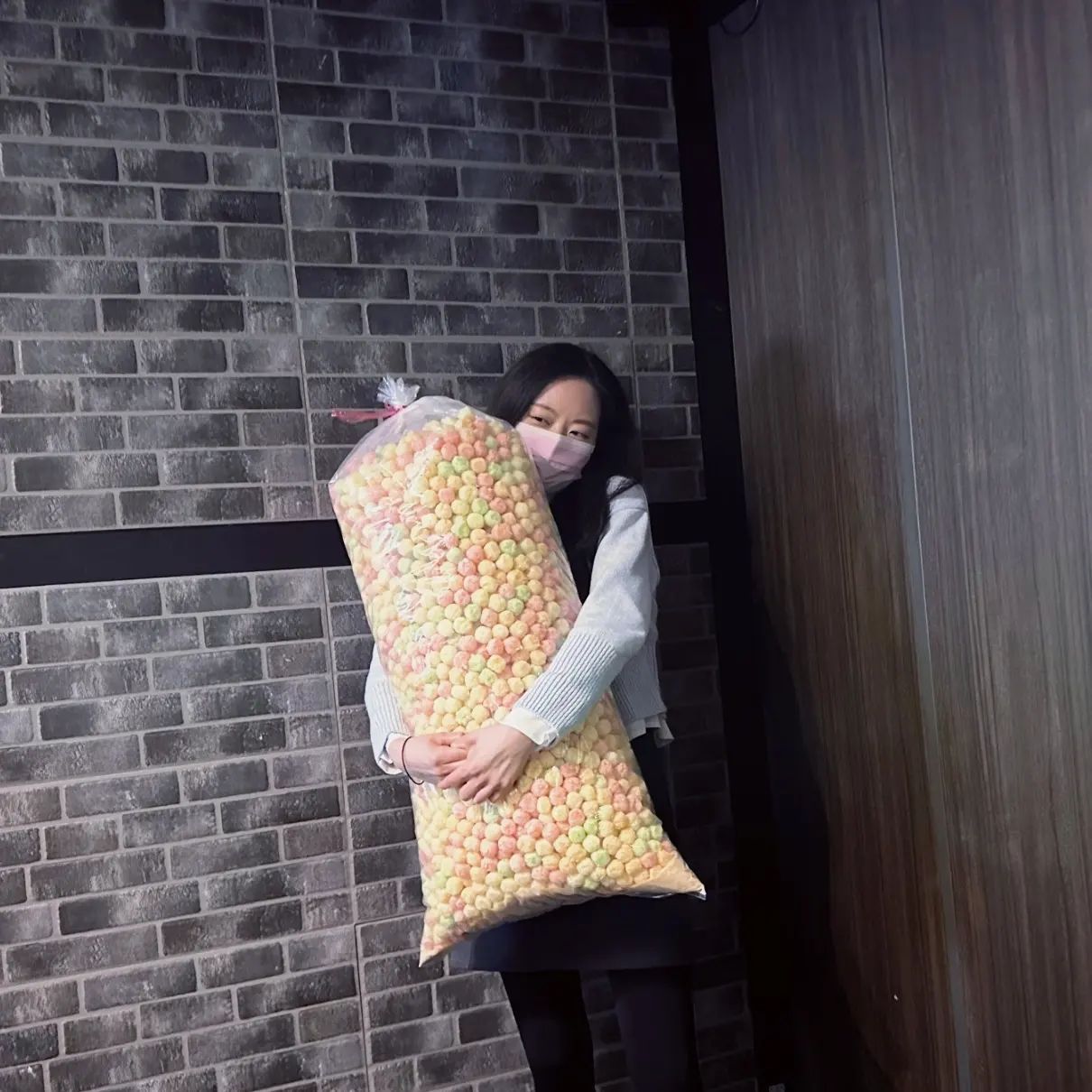 미리생파 왕뻥튀기 받았다😆😆😆 근데 오늘 이거 계속 들고 다녀야해🥺 #생일파티 #인계동 #시선강탈 #앵두콘