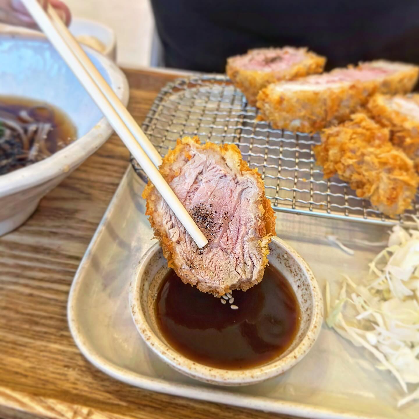 #수수하지만굉장해

#첨단아크레타맛집 에 다녀왔어요!

겉은 바삭바삭하고 속은 촉촉한 모듬카츠를 먹었는데요😋

🥢모듬카츠 정식(+소바) 14,500원

두툼한 고기의 육즙이 가득하고 부드러워요👍

냉모밀이랑 잘 어울리는데 와사비를 살짝 덜어 모밀에 섞어 먹으면 맛있어요!

입맛에 맞게 매운소스도 뿌려 먹을 수 있어서 좋더라고요🫶

마무리로 나오는 유자샤베트도 상큼해서 맛있었습니다!🍧

-

[수수하지만굉장해 광주첨단점]

📍광주 광산구 임방울대로800번길 71 (월계동 892-8)

⏰ am 11:30 - pm 8:30
브레이크 타임 pm 3:00 - 5:00
라스트 오더 pm 8:00
주말은 브레이크 타임❌

.
.

#첨단맛집 #첨단맛집추천 #첨단아크레타 #수수굉첨단점 #수수굉 #첨단돈까스 #첨단돈까스맛집 #첨단돈까스추천 #첨단데이트 #첨단데이트코스 #첨단데이트맛집 #첨단데이트장소 #첨단데이트코스추천 #첨단데이트하기좋은곳 #첨단돈카츠 #첨단돈카츠맛집
