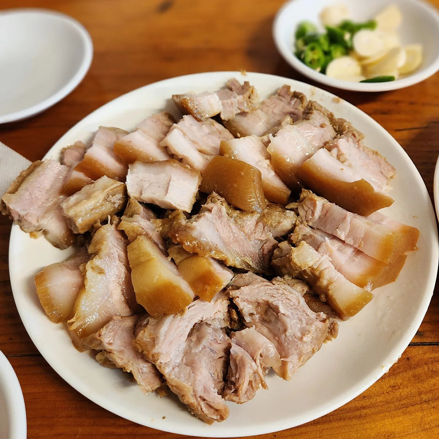 #굴보쌈 #인천집  ❛ ڡ ❛ 
#을지로맛집

✔️제육굴보쌈 중 ₩45.0

먹어본 굴보쌈 중 최고였던 인천집 제육굴보쌈◡̈✨️

숭덩숭덩 투박하게 썰어주신 보쌈고기는
살코기와 비계의 조화가 적절하여 초크초크 야들야들 미춰벌여요🤤🤤
굴이 얹어진 배추김치 아래에는 무채가 가득 숨어있는데요~.~
배추김치 한장 깔고 고기랑 무채 잔뜩, 싱싱한 굴까지 돌돌 말아먹음 꾸르맛😖
김치가 짜지않고 시원한 맛이라 좋았어요❤️

이번주에 회사일이 바빠 잘 못 들어왔는데
틈나는대로 인님들 피드 구경갈게요☺️
즐거운 주말 보내세요💕