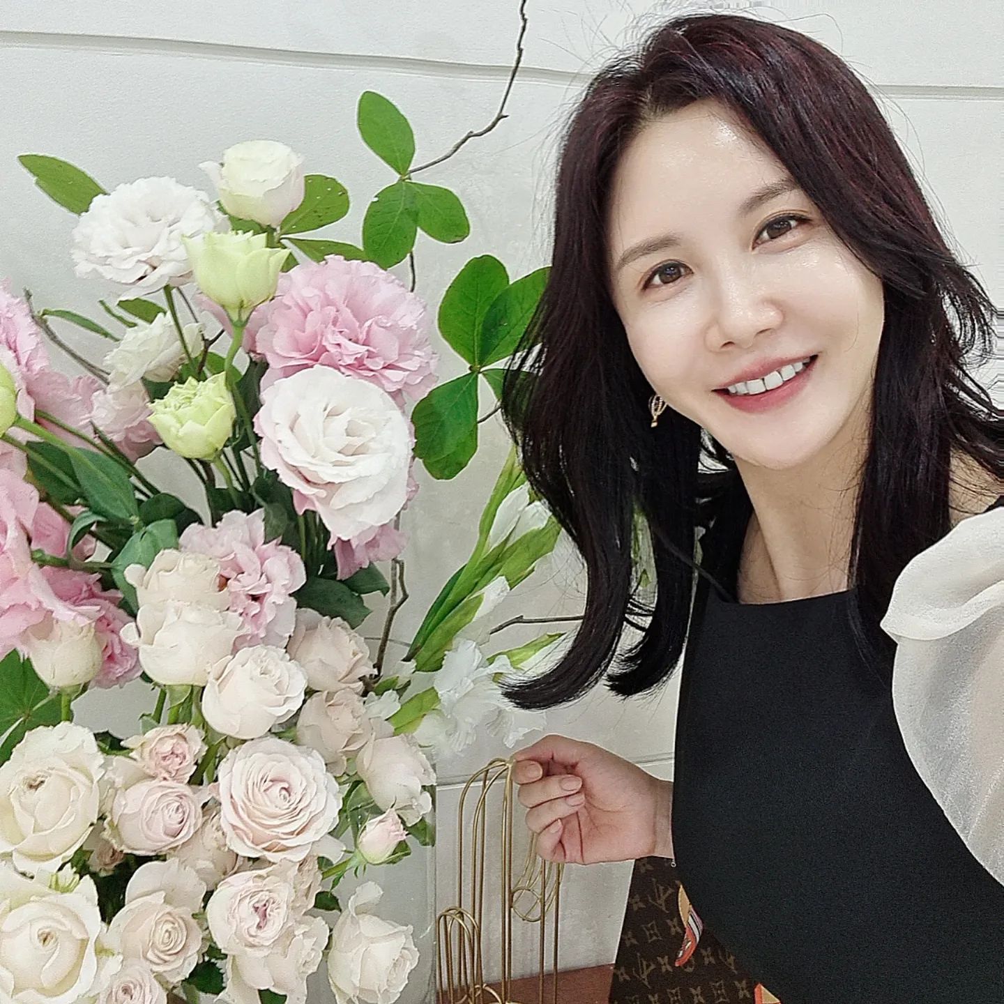 ✔️열골하던 시절의 골프 친구들
✔️학원 운영하던 시절의 원장 친구들
✔️주부모델 활동 시절의 모델 친구들

🌈<시절인연>
'모든 인연에는 오고가는 시기가 있다는 말'에 공감해요.

✔️첫사랑 소식에 가슴 설레였고..
✔️연락끊긴 지인들을 애닲아하던 예전의 나...

이제는, 그런 어리고 순수한 마음이 모두 사라진 것 같아요^^;;;

🌈그냥 <지금의 나>에만 집중하고 있어요^^

✔️지금 현재, 내게 온 인연이 곁에 있을 때...
기쁨, 슬픔, 온 마음을 함께 하자^^

🌈그럼에도 불구하고...

✔️학부모모임, 골프, 댄스까지 쭉 함께 해온 예쁜 난희 언니♡
✔️원장모임 멤버였지만, 은퇴한 나에게 허물없이 수다 떨어주는 귀여운 동생 미현이♡

고마운 나의 인연들^^ 감사해요♡

🌈시청역 사고 뉴스에 또 한번 가슴이 딱딱해지네요ㅜㅜ

✔️진짜 인생 덧없고...그냥 먹먹하네요ㅜㅜ

🌈여러분~ 지금 당장, 행복하세요... 꼭이요♡

#행복하자 #시절인연 #소중한하루