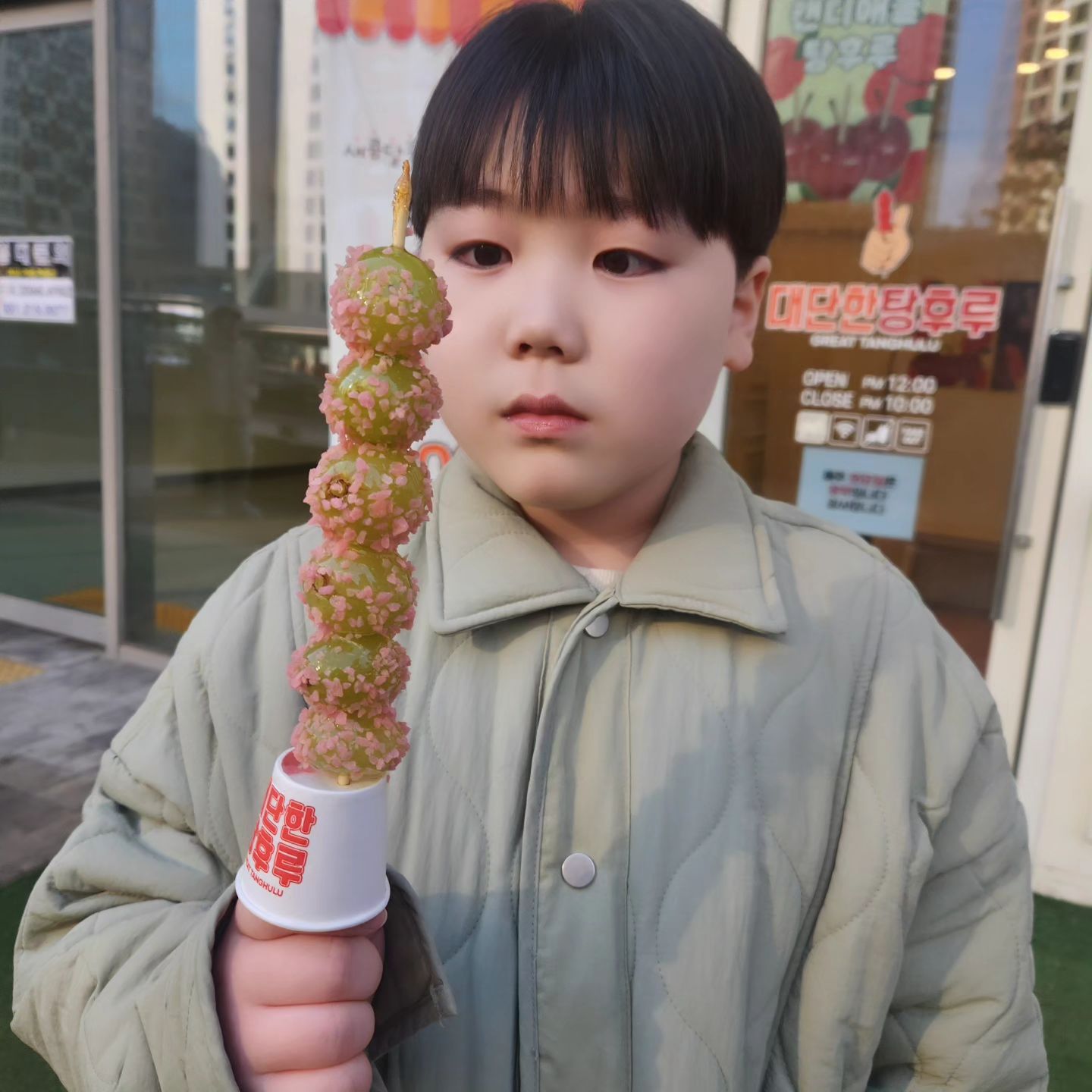 #팝핑탕후루 😍
솔이네 학원쌤 사고로 인해서
학원시간이 뒤로 미뤄져
동네산책 하면서 탕후루 먹엇어욧~~🫒

원래 단것 무지 좋아했는데!!!
이제 나이가 들어서 그런가
단게 잘 안땡기네여..??? 

나이에 따라
입맛이 점점 변하는구만요~~😂

난 통귤탕후루가 제일 괜찮은듯.....ㅎㅎ

#탕후루🍡  #달다달아 #살빠진아들 ㅎㅎ
