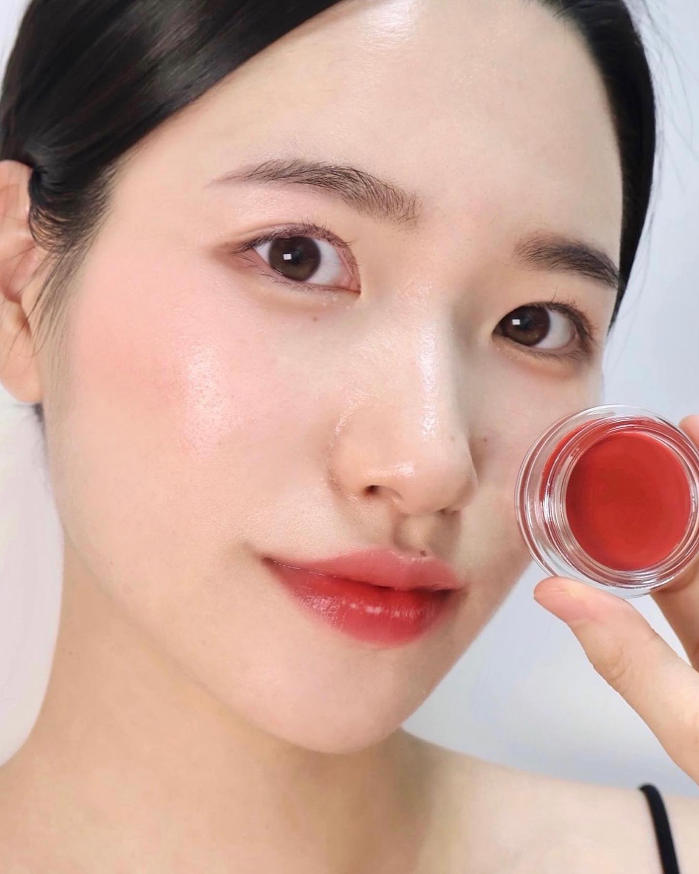 #광고 herabeauty_official 

HERA X AMORE MALL
단독 선런칭 된 헤라 컴피뷰티

패키지부터 화려해서 더욱 기대하고
사용해본 헤라 컴피뷰티 라인이에요
 
♥ 컴피 리바이탈라이징 세럼 미스트

피부 컨디션을 빠르게 부스팅하는
세럼 형태의 미스트로, 보습, 탄력,
광채를 한 번에 케어하는 3-IN-1
제주 동백의 에너지를 담아 피부에
생기를 채워주는 보습 탄력템이에요

♥ 스킨 틴트 컴피 스프레더

SPF50+/PA++++ 자외선 차단과
자연스러운 톤업, 보호 기능으로 매끄럽고
투명한 피부표현을 연출할 수 있어요

♥ 립앤치크 동백 ✔️

립/치크/아이 메이크업 다양하게
활용가능한 촉촉한 동백꽃 컬러밤
한정판으로 판매된다고하니 참고해주세요!

아모레몰에서 단독으로 선런칭된 헤라 컴피뷰티!
사은품과 한정판 립앤치크 동백까지 놓치지 마세요
스킨 틴트 컴피 스프레더와 세럼 미스트는
조만간 더욱 자세히 소개드릴테니 기대해주세요 :D

#뷰티피드 #아모레몰커뮤니티
#헤라 #뷰티커 #뷰티커추천
#립앤치크동백