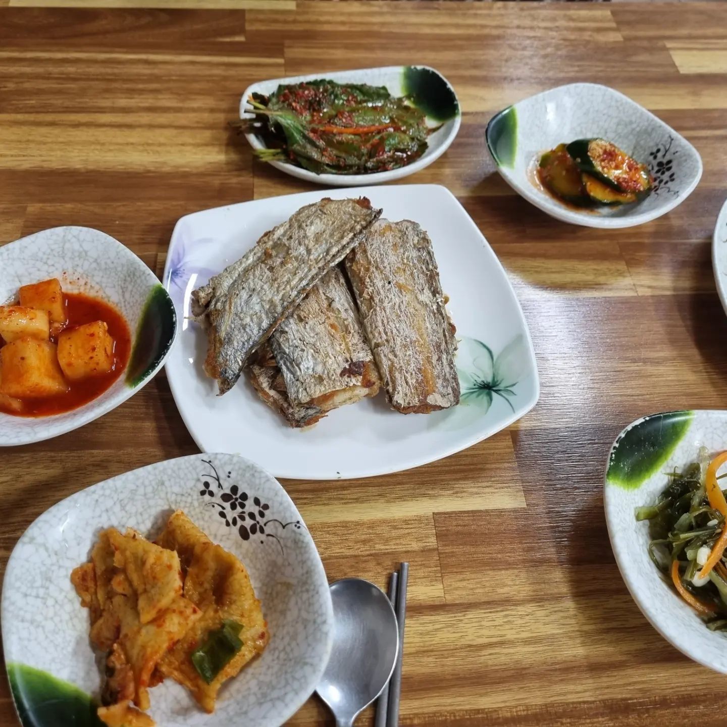 패미리호 타고 갈치.텐빈 열심히 하고
맛나게 갈치구이 ~ 여윽시잡아 묵어야 제맛!!

입질이 왜이리 약던지 .. 70여마리로 마무리
100마리 채웠어야 하는데..흑흑

#바다낚시 #선상낚시 #갈치낚시 #텐빈낚시 #패미리호 #통영갈치 #갈치 #갈치구이