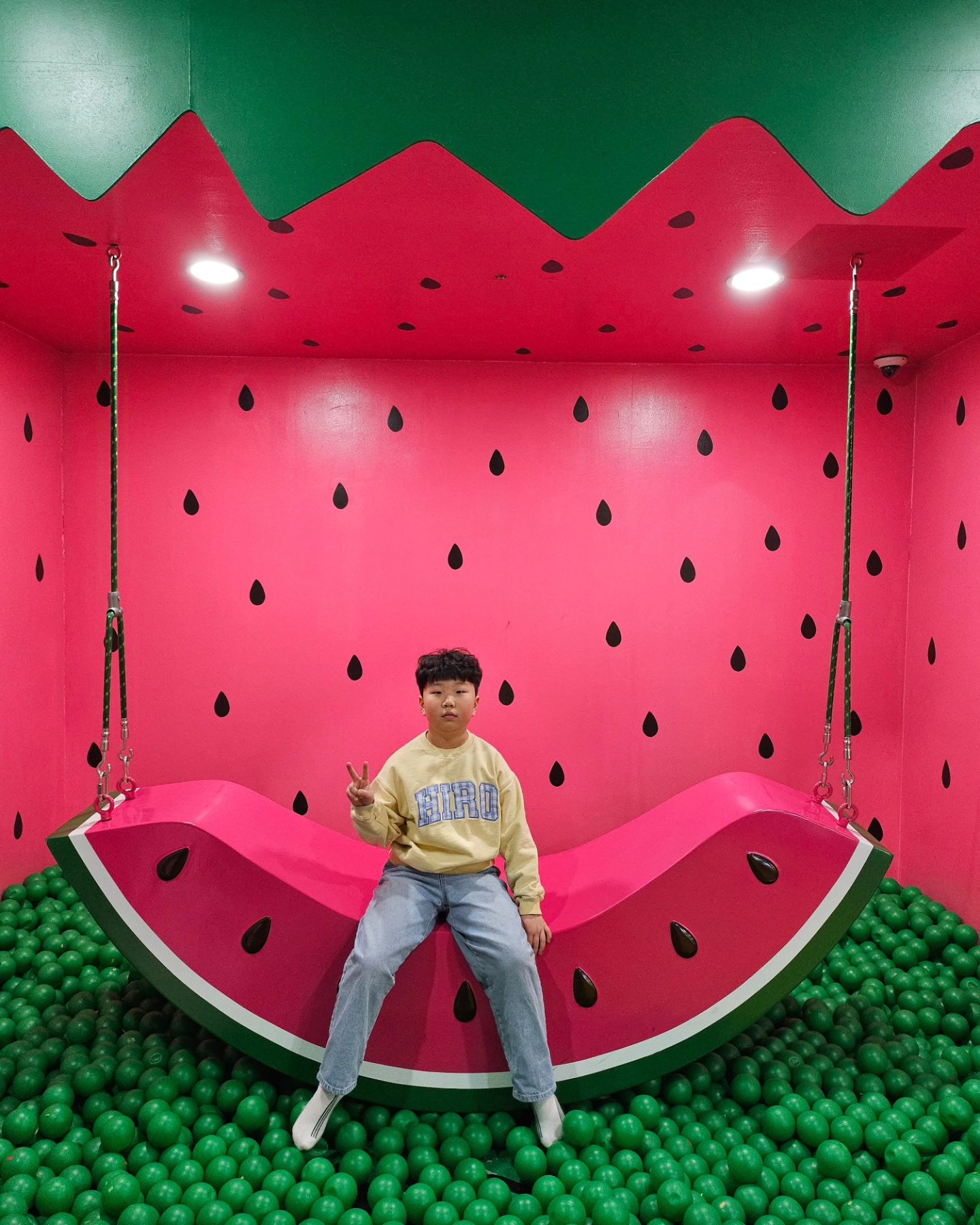 #협찬 컬러풀뮤지엄
인사동 놀러 가서 9가지 테마가 있는
컬러풀뮤지엄 가기😄
이달의 컬러로 옷 입고 가면 입장료가 무료다
3월은 노랑 노랑 옐로우 💛
상 하의 둘 다 착용 시 100% 무료
하나만 착용 시 50% 할인 ㅋㅋ
(악세사리도 ok 비슷한 컬러도 ok)
맞춰 입고 가서 인생 컷 찍어요~~
9관 테마가 있는데 곳곳마다 진짜 컬러풀하다
사진찍고 보고 무한반복ㅋㅋ
인사동에서 커플 데이트 & 가족 데이트로
컬러풀뮤지엄 방문해 보는 것도 좋을 듯
.
.
서울 종로구 인사동길 49  안녕인사동 6층
매일 10:00~20:00(마지막 입장19:00시)
.
.
#협찬 #서울전시회 #서울갈만한곳 #인사동데이트 #전시회추천 #데이트코스추천 #사진찍기좋은전시 #컬러풀뮤지엄 #서울데이트 #알록달록