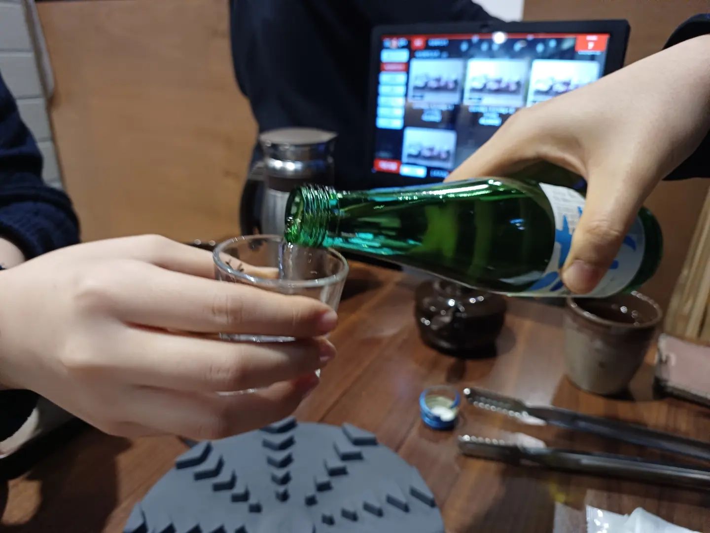 육시리 청라커낼애비뉴점 가서
육질좋은 돼지고기 오겹살+목살+항정살  세트에 청하한잔~
아빠가 딸에게 따라주니 더 기분좋은 술자리..!

2차는 옆에 위치한 더벤티에서
큰딸램 알바 첫월급 탄걸로 마시니
진짜 맛있당~~^♡^

#아빠와딸 
#청하 #한잔 
#육시리청라 
#청라커낼애비뉴 
#더벤티청라커낼에비뉴점 
#딸의첫월급 으로 마신 #애플히비스커스