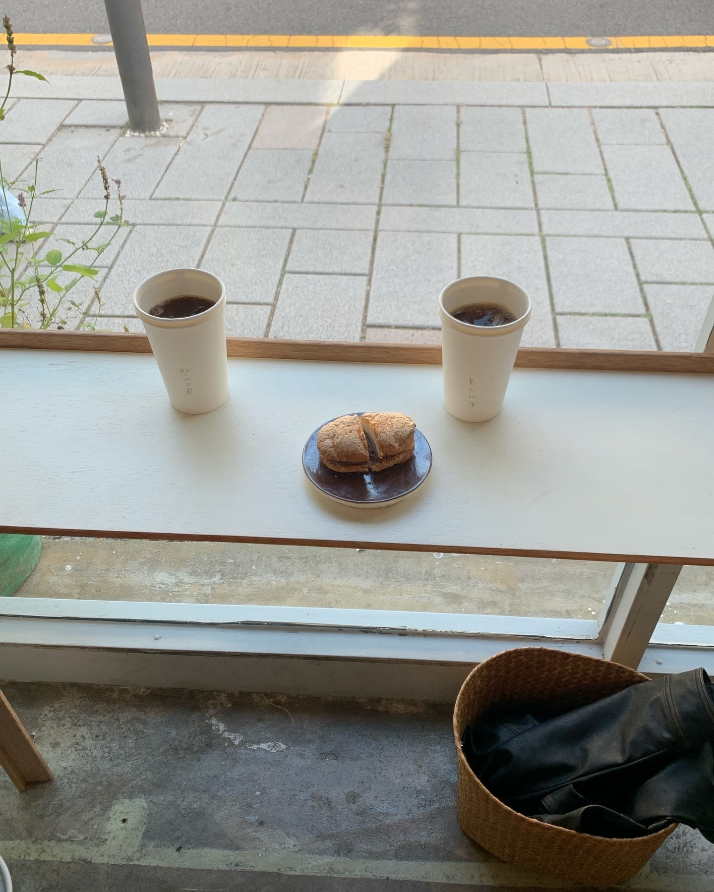 주말 서순라길이라니 ... 행복하자나요 🤍 마침 수수에 창가자리도 딱 있었고 날씨도 너무 좋았고 커피도 맛있고 마냥 걷는 발에서도 행복이 보이네 ~ 🤍 역시 마무리는 호반 받고 닭꼬치 Goooood