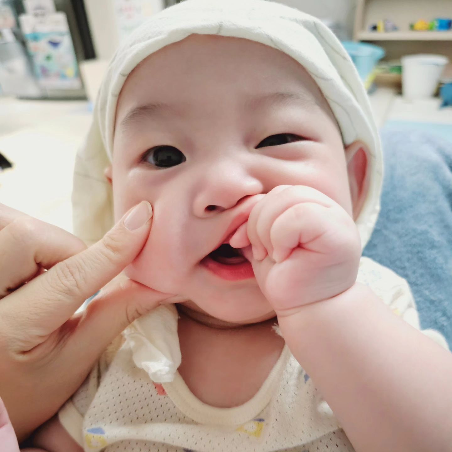 #생후145일 #혼자살아남음👍 #너만이라도건강하렴

아빠발 감기바이러스에서
혼자 살아남은 이기주니ㅋㅋㅋ

아빠발 몸살감기에서
엄마에겐 몸살을
기아니에겐 감기를..ㅋㅋㅋㅋ