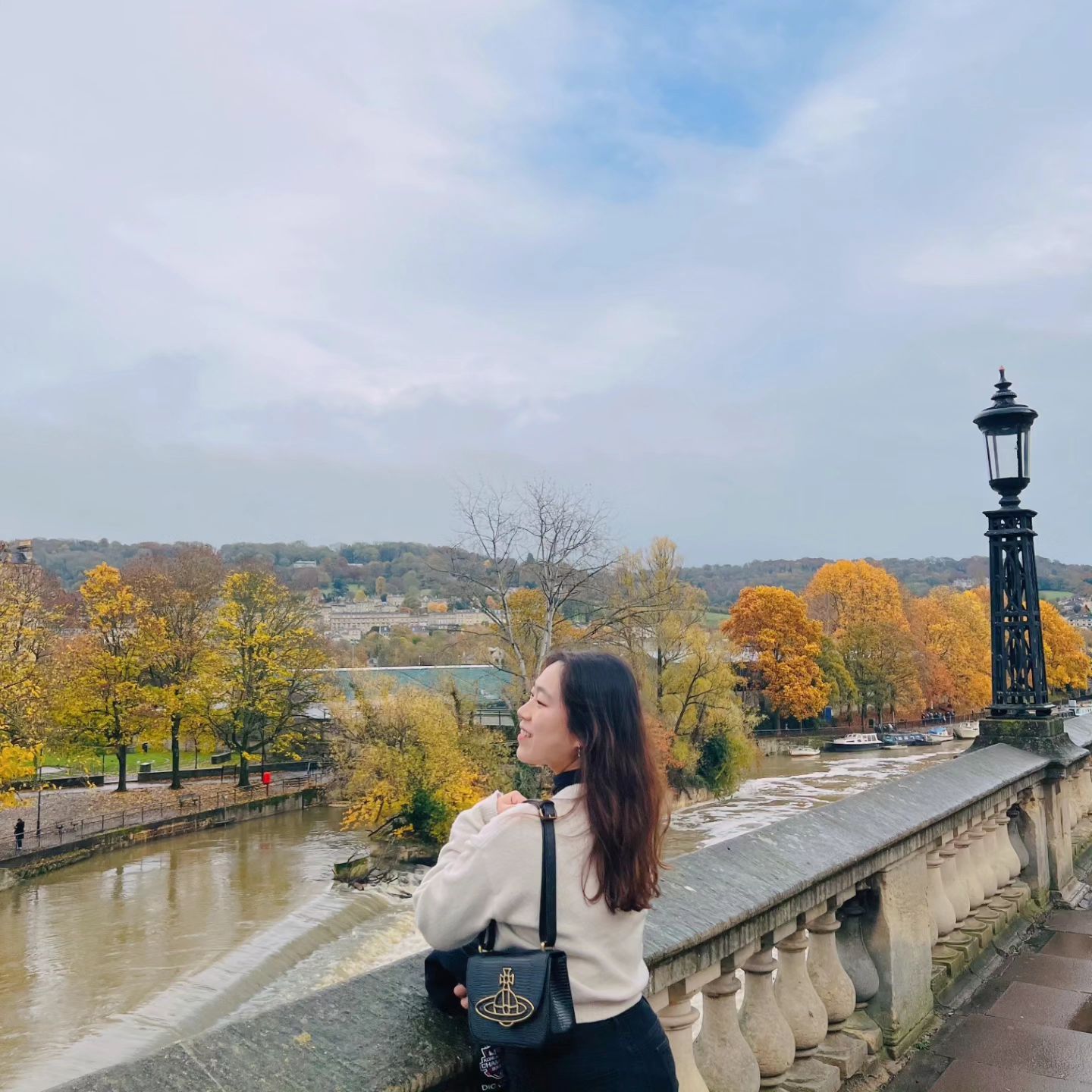 🚂 Bath & Bristol 🌉
.
.
영국에서 만난 한국인 오빠랑 기차여행
.
.
날씨는... 정말.. 별로였고.. 🌧😂
겨울이라 해도 엄청 일찍 져서..
뱅크시 작품은 코빼기도 못봤지만
맛있는거 잔뜩 먹고 잔뜩 웃은 하루였다
(종일 한국어로 대화하는 행복 무시못해 정말...)
.
.
#영국여행🇬🇧 #영국어학연수 #영국에서살아남기 #영국근교여행 #바스여행 #브리스톨여행 #bath #bristol