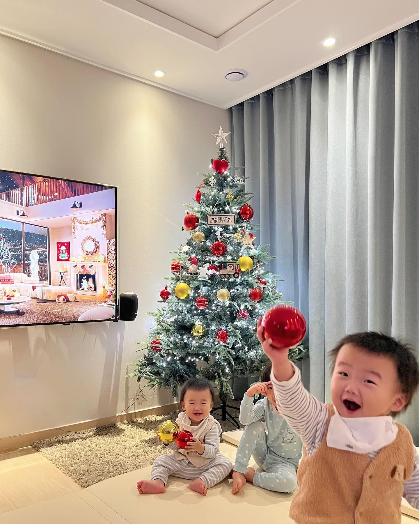 #미리크리스마스❤️ #처음맞이하는성탄절🎄

우리 시우 지우👶🏻👶🏻💕 태어나서 두 번째 맞이하는 성탄절💟
작년 이맘때엔, 목도 잘 못 가누었는데.. 많이 컸구나 우래기들🙌

반짝반짝✨ 맘에 드는 오너먼트로🌟 예쁘게 장식도 하고❤
TV에 캐럴 틀어놓으니.. 집안 분위기는 벌써, 크리스마스😍😍

모두들 즐겁고 행복한 크리스마스 되세요!! 👋👋 꼭이요오🥰

+ 트리야 잘 버텨줄꺼지⁉️ 벌써 오너먼트 몇개는 해먹은 🤣🤣
+ 올해도 트리 할까 말까 수조억번 고민했지만, 설치 하는걸루🙈
+ 너희들만 좋다면야 뭐 그깟 트리까지야.. 베이비룸아 지켜죠‼️

#크리스마스트리🎄 #트리꾸미기🎀 #그랜드트라움🎄 #190cm트리❤ #pe트리🌲 #지네전구800구💡 
#영롱영롱해💎 #삼형제그램👦🏻👶🏻👶🏻 #소통좋아요🙆💭