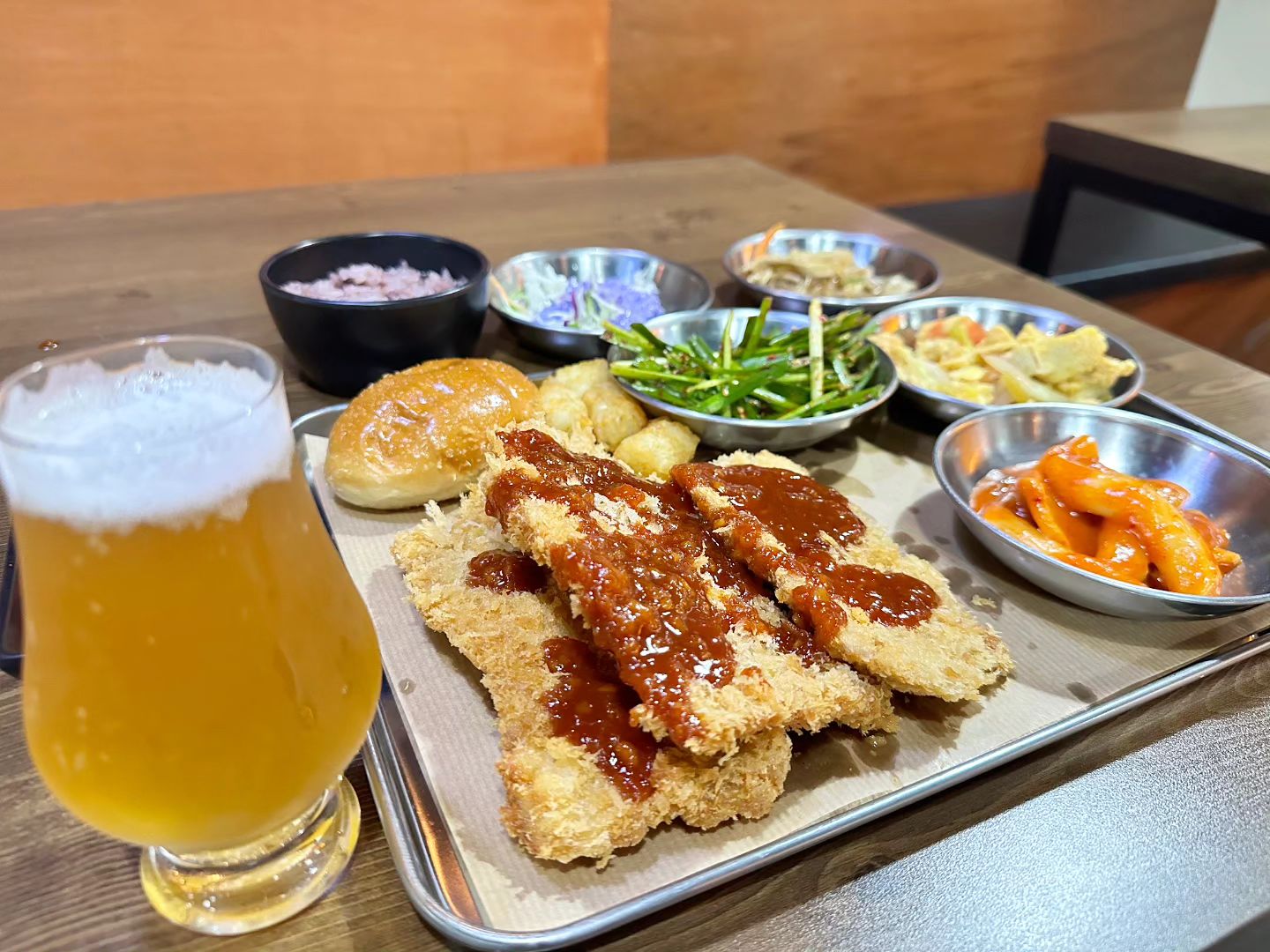 돈비고고 강남점
친구들과 맥주 한잔하기 좋은곳❤️

여러가지 다양한 수제맥주 맛있게 먹을 수 있는곳이라 단골각 

요즘 수제맥주 맛에 푹빠져사는 중인데 강남역 나갈때 꼭 들리고 있어요

수제맥주 맛있기로 유명한 인더케그 기계로 바로만든맥주 바로 먹을 수 있어 맥주맛이 기가막힘

원래 수제맥주는 바로 만들자마자 먹어야 가장 맛있죠

세계 최초 AI 제조기라는데 정말 신기신기😍 

#수제맥주맛집 #수제맥주 #논현동수제맥주 #수제맥주혼술 #수제맥주브루어리 #수제맥주투어 #수제맥주매니아 #인더케그
#강남역수제맥주 #맛있는수제맥주 #인더케그수제맥주 #돈비고고 #신논현역수제맥주 #돈비고고강남점 #돈비고고강남본점