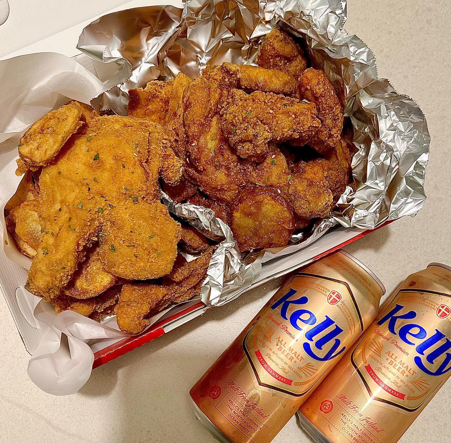 #협찬 #체험단 

여행 갔다가 만난 치킨🍗
하루의 끝을 치맥으로 마무리 하고 싶어서
포장해서 숙소로🚘
포장이라 식어서 맛이 없진 않을까,
눅눅해서 기대만큼 별로진 않을까 걱정했는데
식어도 육즙 촉촉하니 너무 맛있었다
방금 나와서 따뜻할때 먹으면 진짜 꿀맛이었을 듯
처음에 제주시청점에 갔었는데 이미 인기 있는 곳이라 그런지
주문이 열개 넘게 밀려있었던,,,
삼화점으로 갔는데 친절하시고 오히려 맛있고😋
원래 후라이드 반 양념반 먹으려다가 단짠이 땡겨서 
후반 간장반 시켰는데 잘한선택이었음👍🏻

✔️제주산 생닭을 사용해서 신선하고 바삭함과 촉촉함
✔️한마리 같지 않은 넉넉한 양
✔️생감자 튀김도 서비스😋
✔️처음 보는 크기의 엄청난 닭다리🍗

치맥은 항상 옳지만 놀러가서 먹는 치킨은 더 맛있었다

🏡 제주 제주시 지석12길 14 시청통닭 삼화점
⏰ 04:00 - 24:00 (라스트오더 23:30) 수요일 휴무
☎️ 064-751-5218

#제주시청맛집 #제주동문시장맛집 #제주시맛집추천 #제주치킨 #제주야식 #제주치킨맛집 #제주화북맛집 #제주삼양맛집 #제주함덕맛집 #시청통닭 #시청통닭삼화점 #리뷰노트 

이 글은 리뷰노트를 통하여 본 업체에서 제품 또는 서비스를 제공받아 작성 된 글 입니다