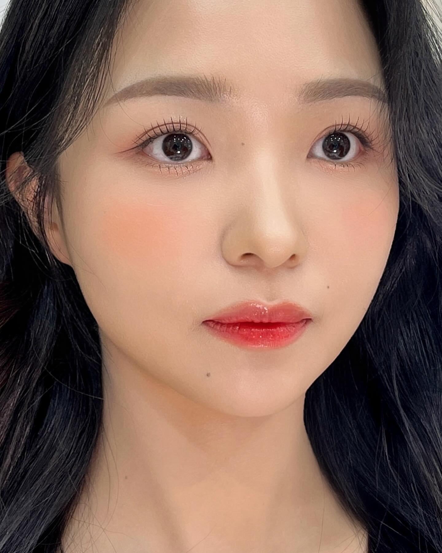 웨딩촬영 하시는 신부님
과즙메이크업으로 상큼하게 해드렸어요🍑🍊🍎🍓

#과즙메이크업 
#데일리메이크업
#웨딩메에크업 
#메이크업샵 
#메이크업스타그램 
 #메이크업레슨 
#메이크업문의

메이크업 문의는 DM 💌 
 또는 오픈카카오 ✨

🏠주소_청담동 49번지 유림빌딩 3층 히엘

#히엘 #히엘한나 #한나메이크업 #히엘메이크업
