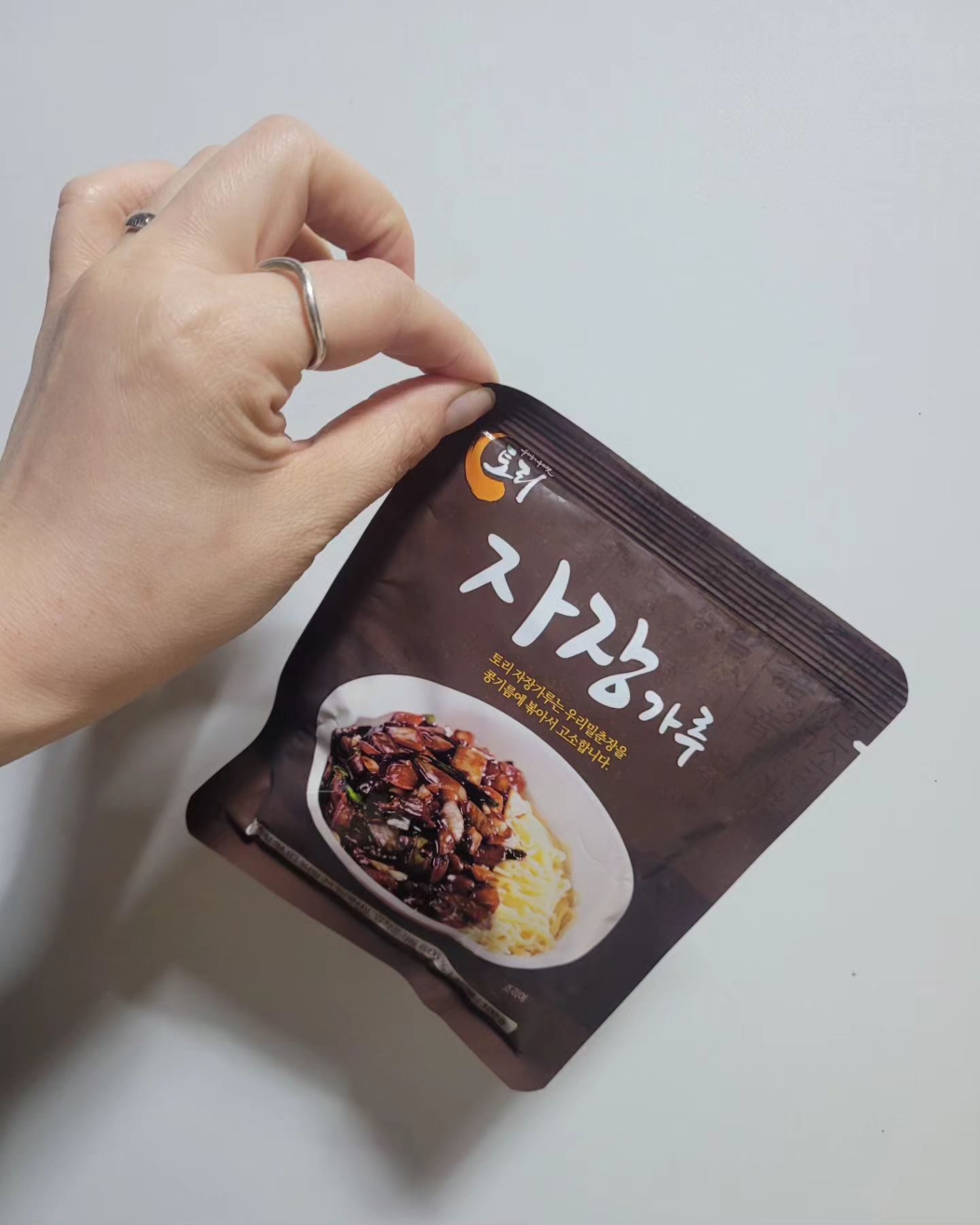 #자장가루
#돼지고기_양파_감자
#홈쿡스타그램 
#요리하는거아님 
#오랫만에카레대신
#오아시스

세상좋은것만 주고싶다..?
머 그런건 아니고..
오아시스 매장 이용하면서 첨으로 짜장도아니고 자장가루
자장은 첨이라서..ㅋㅋ
근데 설명은 카레랑 똑같음.
만들어놓으니..당연히 중국집과 다르고
몸에좋은..그런거로 다 해놓은 맛없는 이제품 어쩔
심폐소생..음식..멀 넣어야하나

진짜 건강한맛

무슨맛인지 모르겠다.

이런식이면..유기농이고 머고 안산다~~~^^
맛을선택하느냐..
건강을 쬠 더 생각하느냐.

나는 그래도 맛이 중요한데..
한솥했는데 어쩔거란말야..ㅠ.ㅠ

냄새도 짜장아닌것 같다.