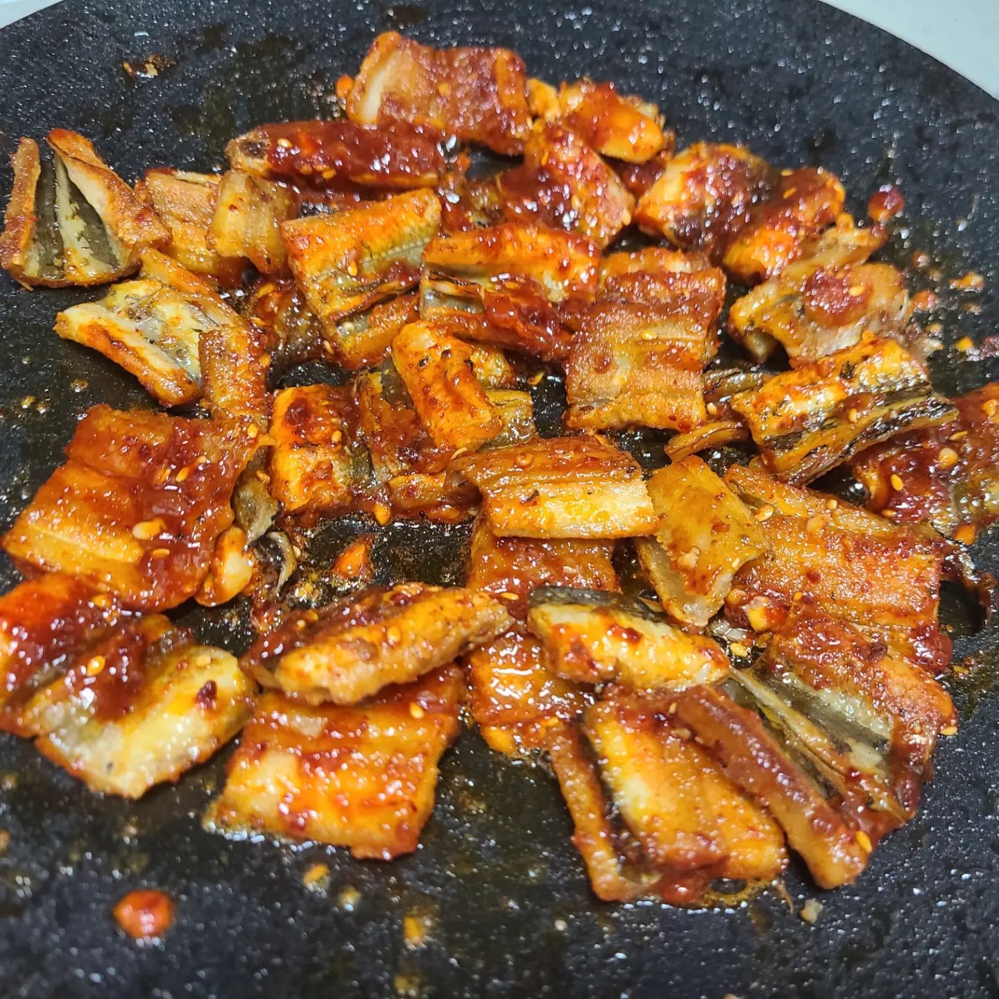 #제품제공

대상포진걸려 한달이상을고생하면서
병원에서 맛잇는거 잘먹고 푹셔야빨리낫는다고하여
보양식하면 젤먼저 떠오르는 장어❤
오동통한 장어를 1키로나보내주셔서
고추장양념ㆍ간장양념 두가지로 반반먹엇네용
오동통한게 장어덮밥으로도먹고 쌈싸서 또먹고
힘이펄펄 나는듯😆
사이즈도크고 너무 맛잇게 잘먹었습니당당 🙇‍♀️

#제8동해호  #자연산바다장어 #협찬
#장어맛집  #장어구이 #집밥스타그램