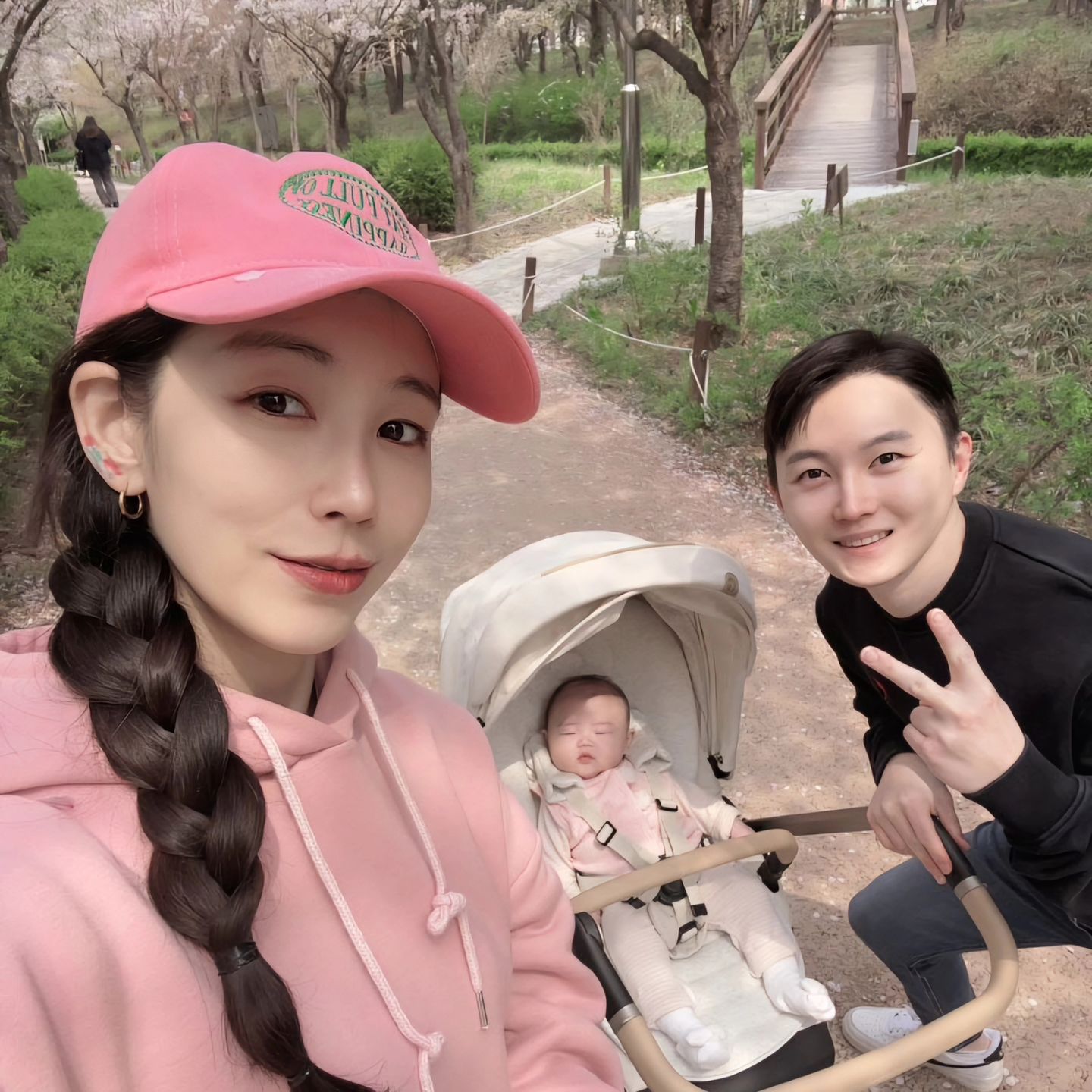 신난 엄빠와 그저 어리둥절한 딸랑구~🤣🤣🤣
#나는솔로 #2호 #베이비 #윤슬이 #첫 #나들이 #벚꽃 #구경