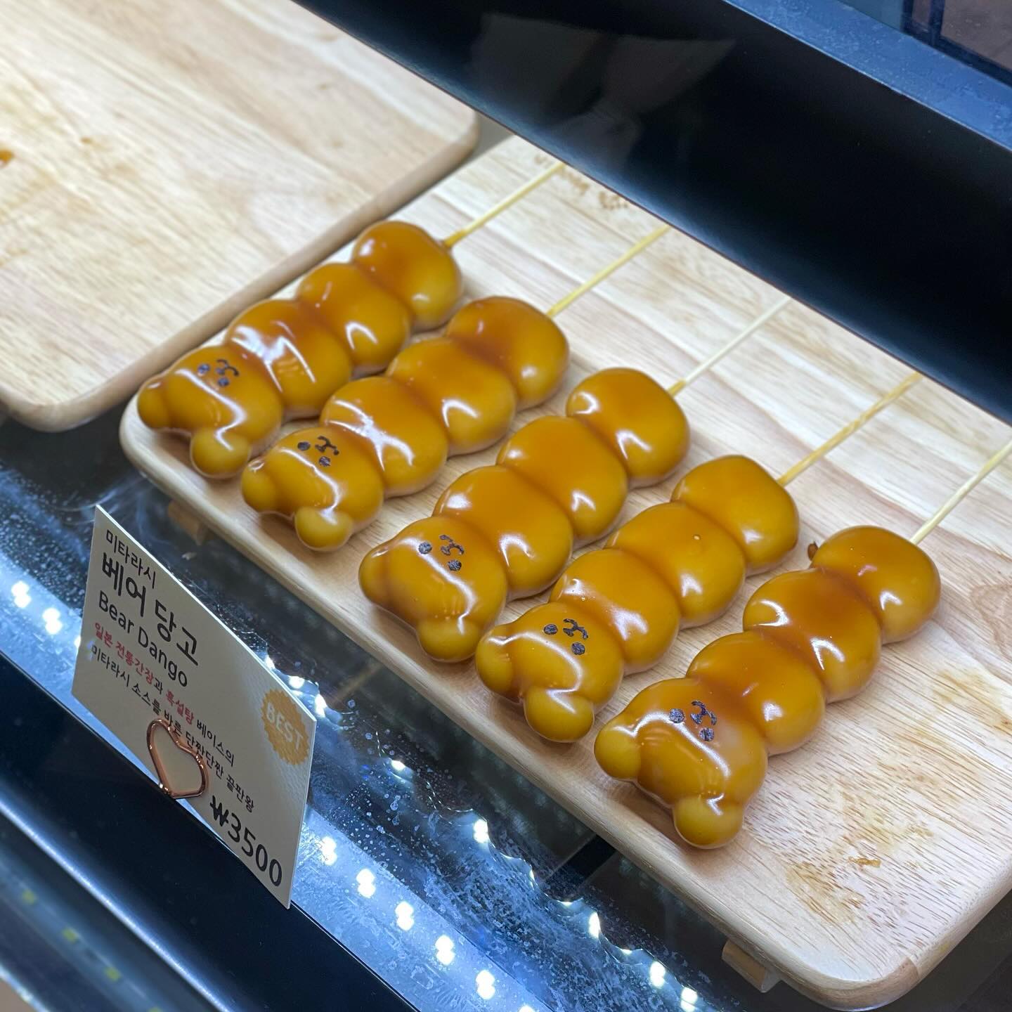 당고네🍡
•
•
떠오르는 행궁동 신상 핫플! 당고네🏠:)
예전에 일본가서 먹었을 때 생각과 다른 맛에 놀랬었는뎅..
행궁동에 당고 전문점이 생겼다🫶🏻 궁금하니 바로 달려가기ㅎ
오? 진심 쫄깃말랑한 떡과 앙금의 조화가 매우.. 매우 취저✨ 
시그니처처럼 보이는 미타라시 베어 당고도 넘 귀욤뽀작하당🐻

사장님도 엄청 친절하셔서 또 가고싶은 곳❤️
(리뷰남기면 짱 귀여운 스티커 주시는 건 안 비밀😉)

@나랑 탕후루말고 당고 먹으러갈래?🙋🏻‍♀️

#당고네 #행궁동당고 #당고맛집 #당고 #행궁동신상카페